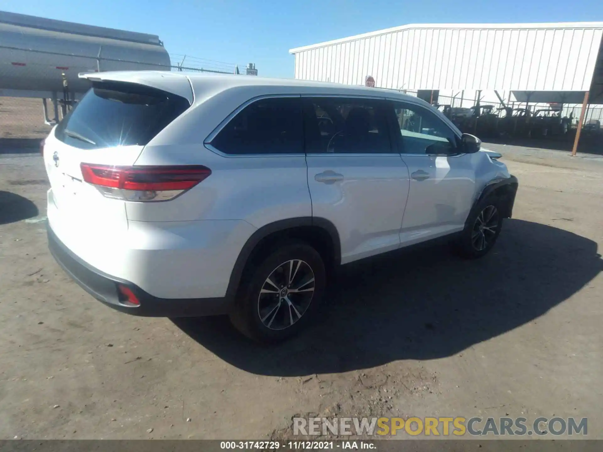 4 Photograph of a damaged car 5TDZZRFH3KS340855 TOYOTA HIGHLANDER 2019