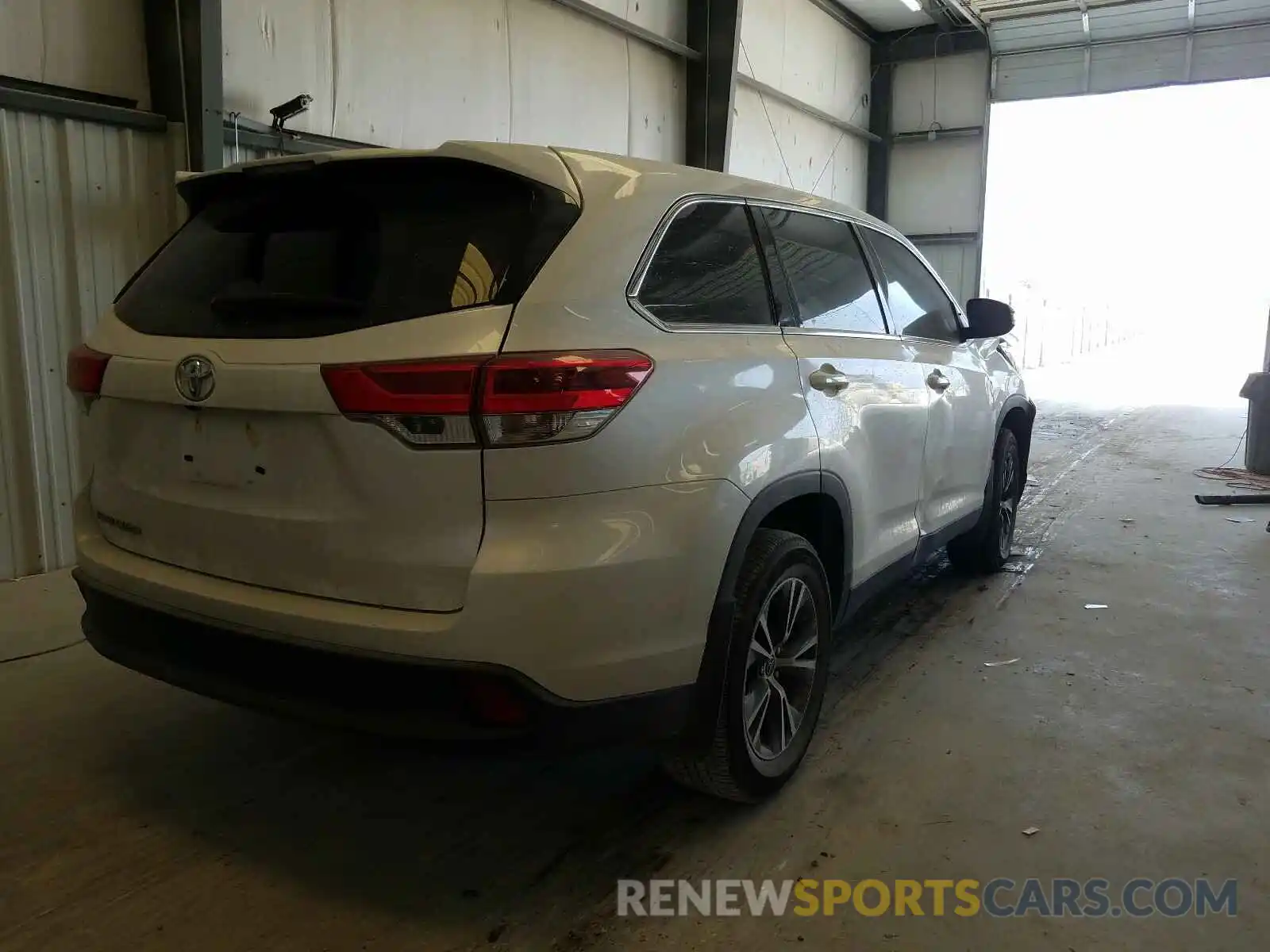 4 Photograph of a damaged car 5TDZZRFH3KS341522 TOYOTA HIGHLANDER 2019