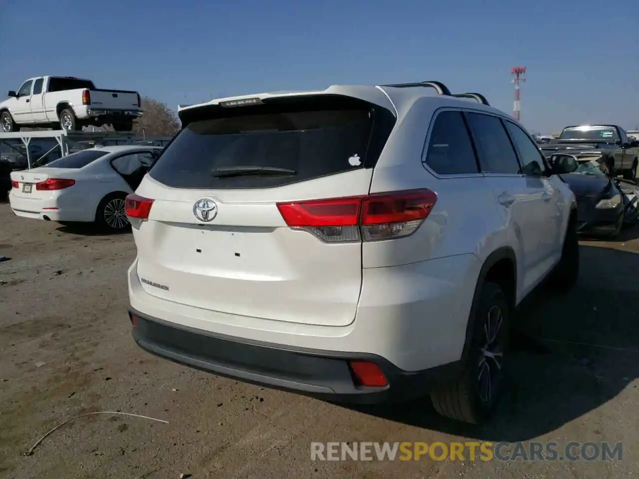 4 Photograph of a damaged car 5TDZZRFH3KS344968 TOYOTA HIGHLANDER 2019