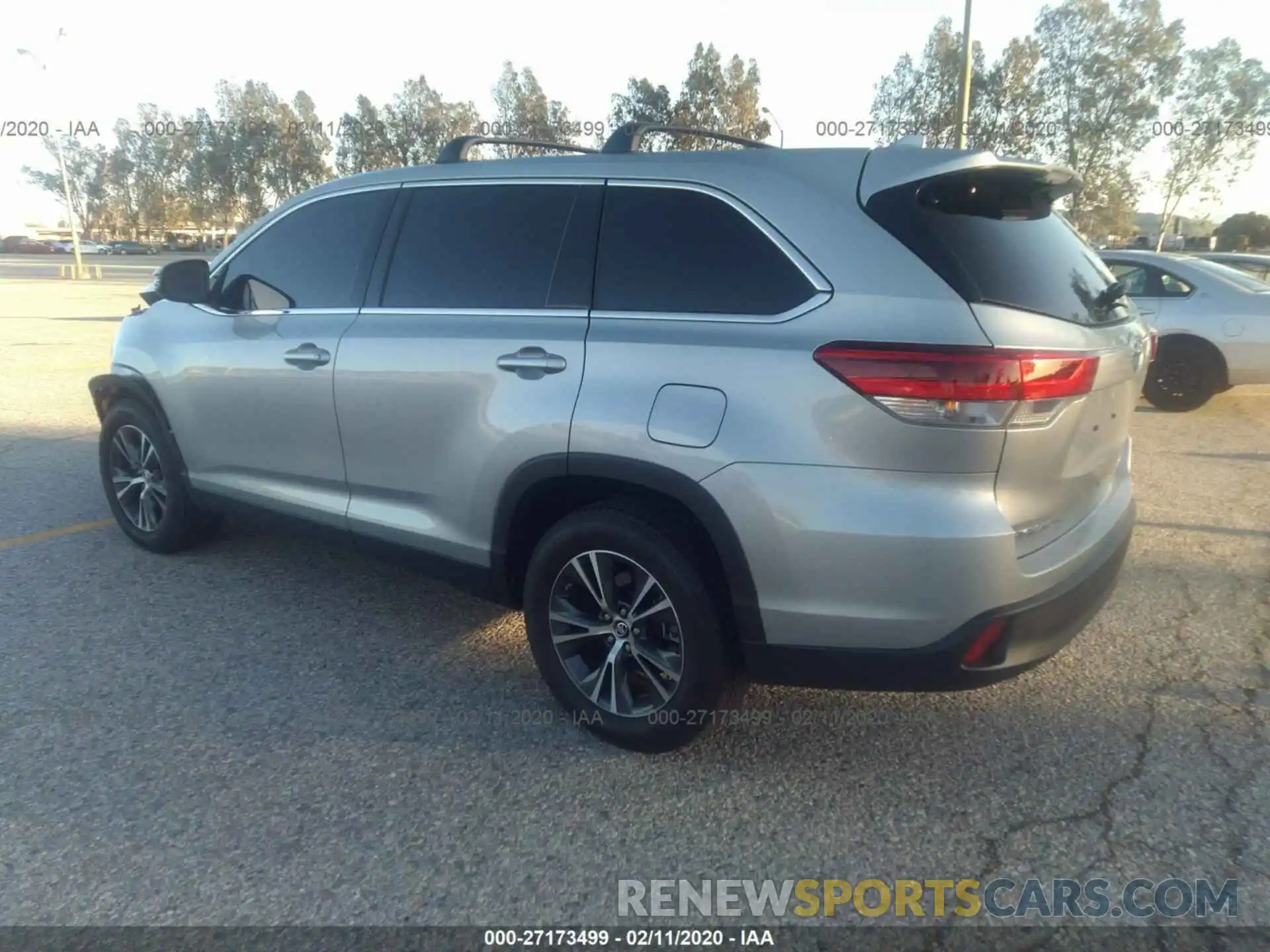 3 Photograph of a damaged car 5TDZZRFH3KS346705 TOYOTA HIGHLANDER 2019