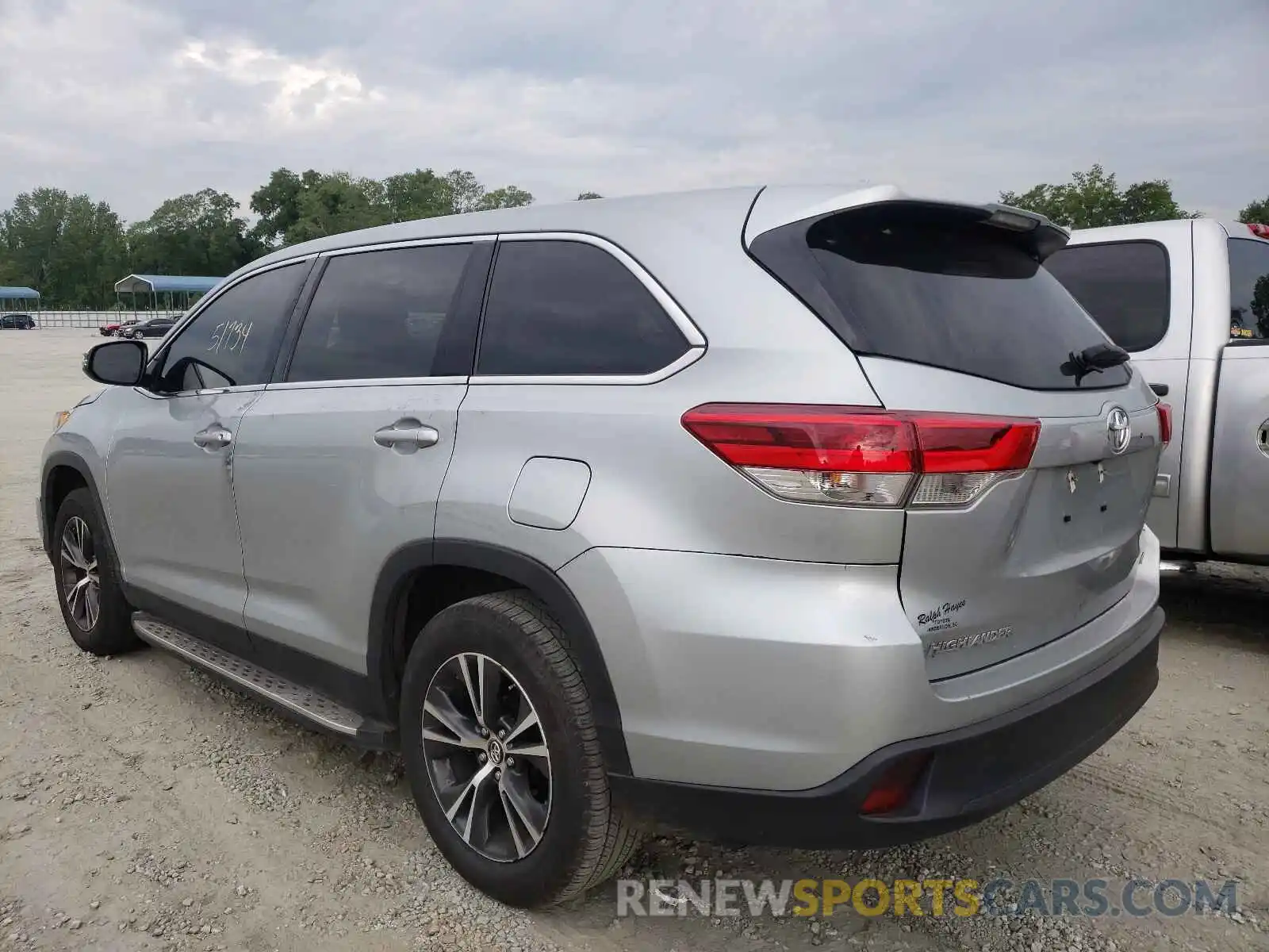 3 Photograph of a damaged car 5TDZZRFH3KS347594 TOYOTA HIGHLANDER 2019