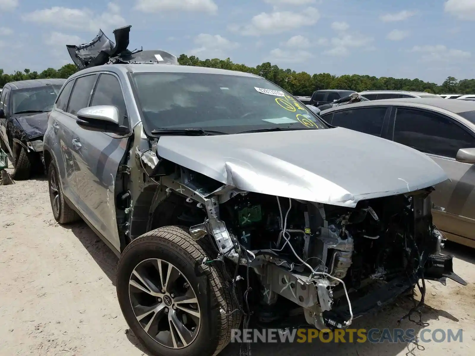 1 Photograph of a damaged car 5TDZZRFH3KS355422 TOYOTA HIGHLANDER 2019