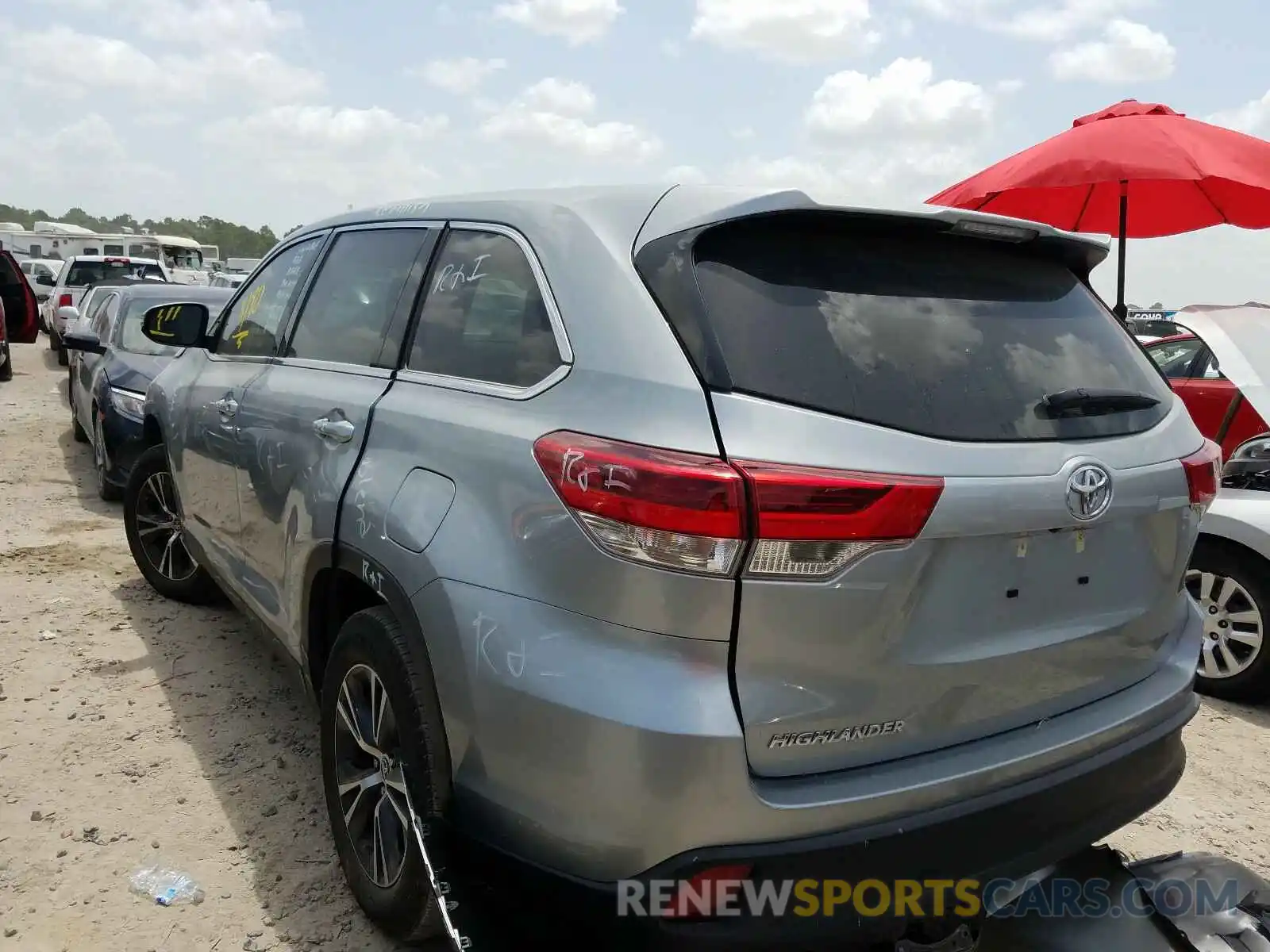 3 Photograph of a damaged car 5TDZZRFH3KS355422 TOYOTA HIGHLANDER 2019