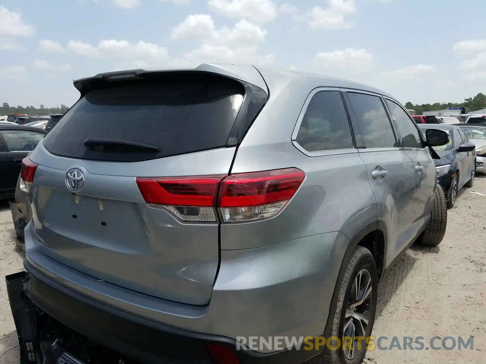 4 Photograph of a damaged car 5TDZZRFH3KS355422 TOYOTA HIGHLANDER 2019