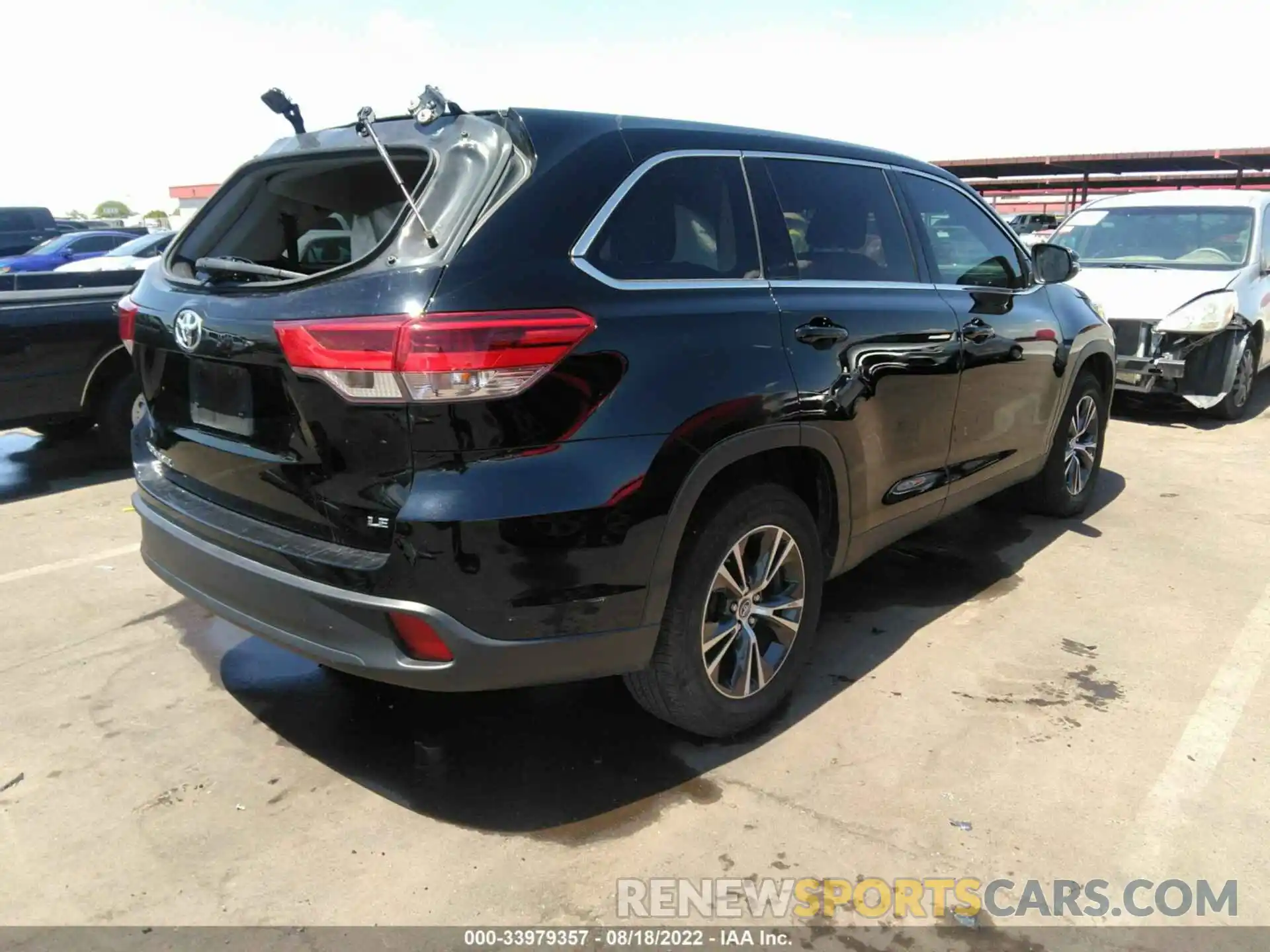 4 Photograph of a damaged car 5TDZZRFH3KS363701 TOYOTA HIGHLANDER 2019