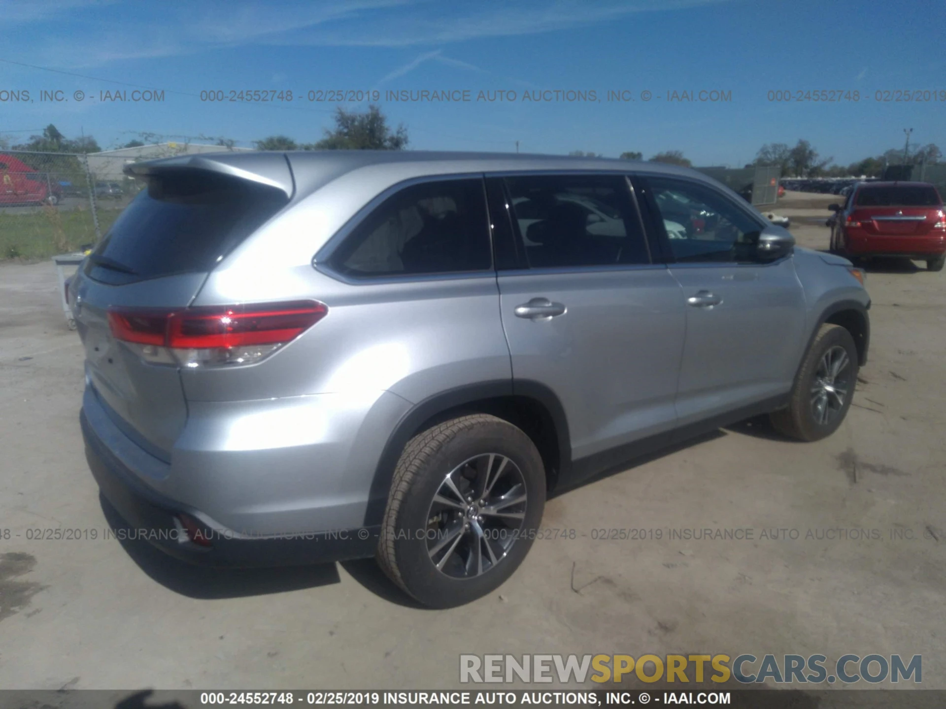 4 Photograph of a damaged car 5TDZZRFH4KS292783 TOYOTA HIGHLANDER 2019