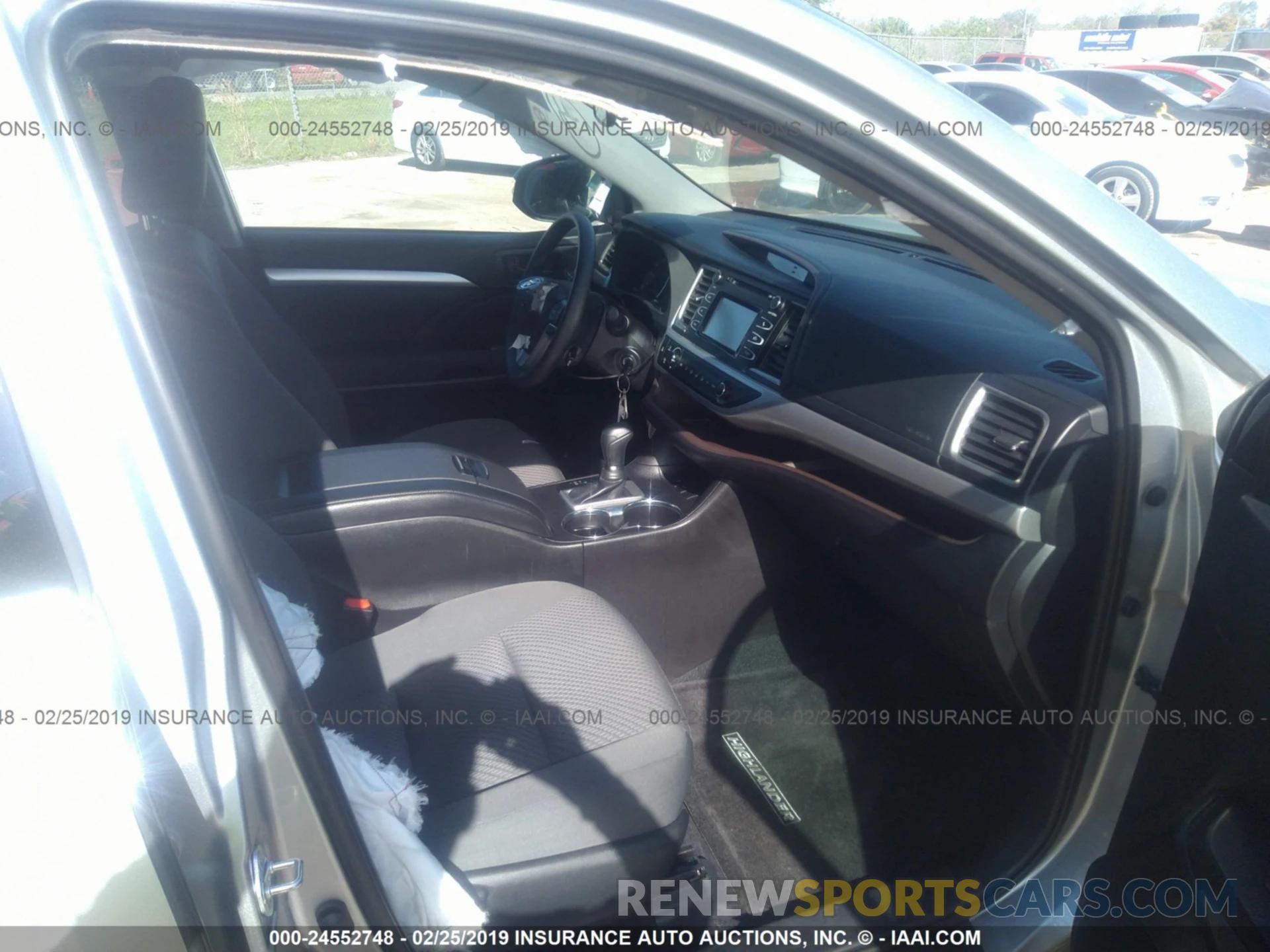 5 Photograph of a damaged car 5TDZZRFH4KS292783 TOYOTA HIGHLANDER 2019