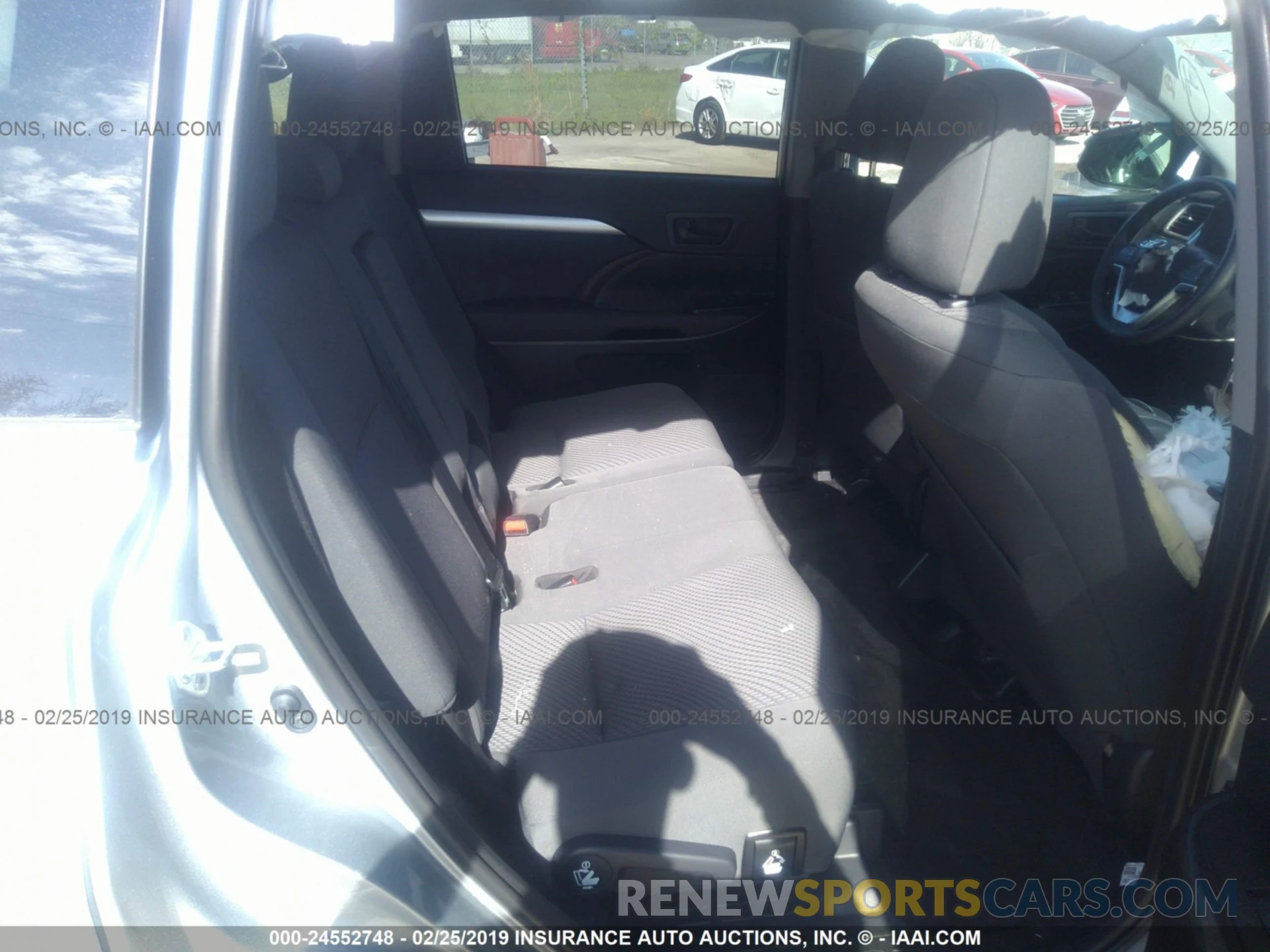 8 Photograph of a damaged car 5TDZZRFH4KS292783 TOYOTA HIGHLANDER 2019