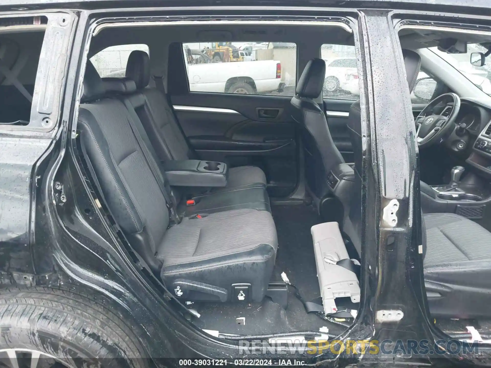 8 Photograph of a damaged car 5TDZZRFH4KS293755 TOYOTA HIGHLANDER 2019