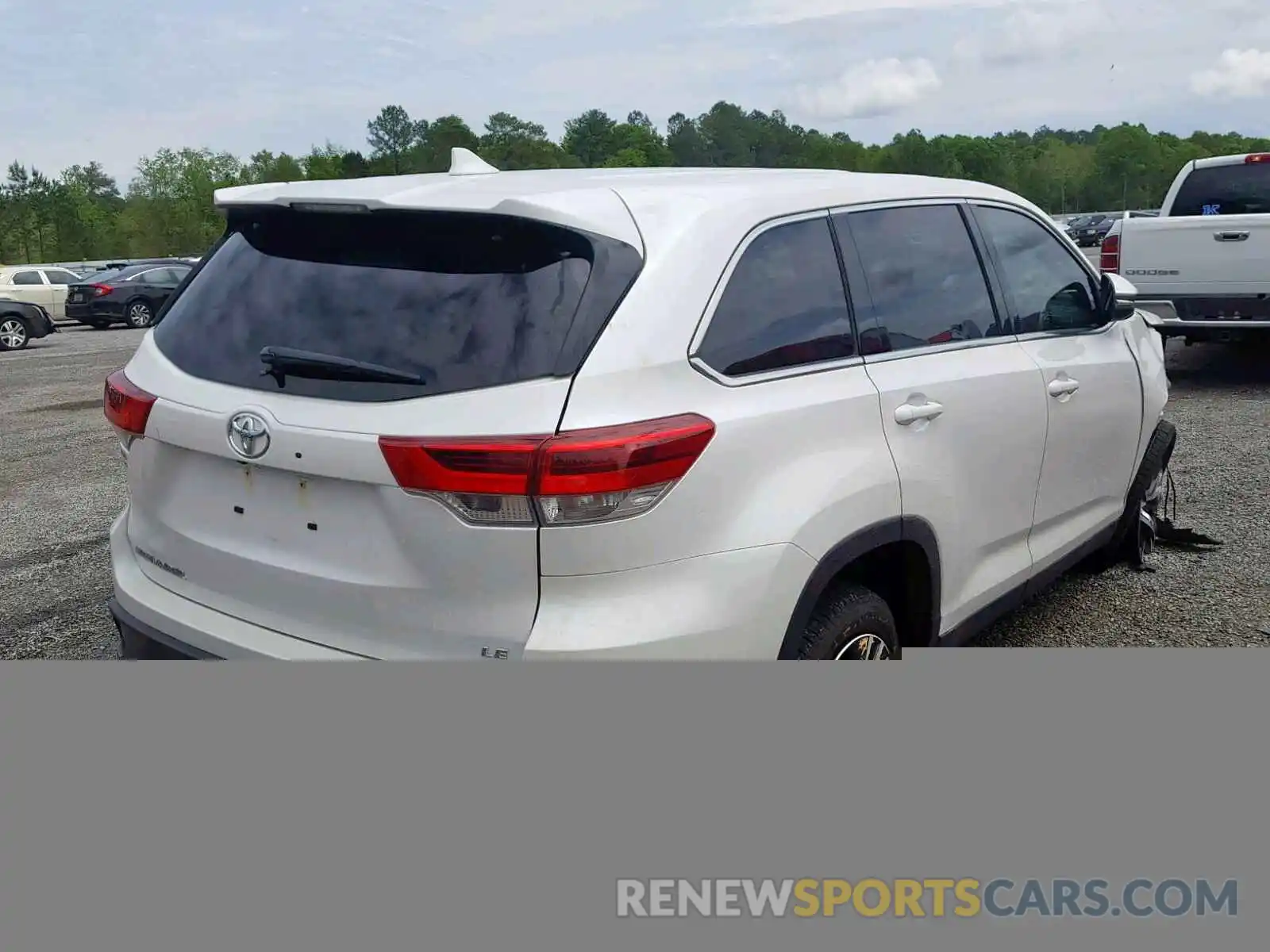 4 Photograph of a damaged car 5TDZZRFH4KS293996 TOYOTA HIGHLANDER 2019