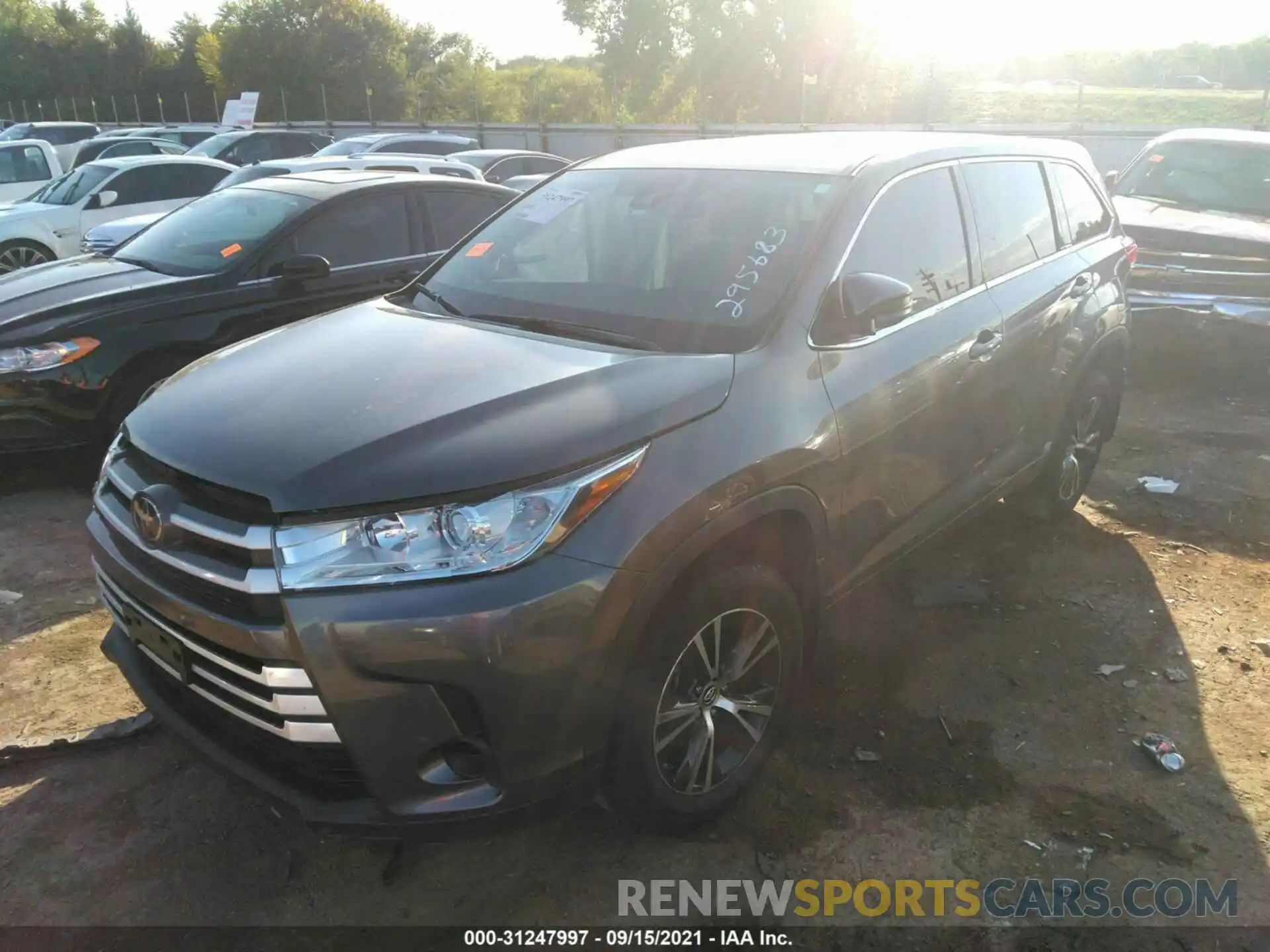 2 Photograph of a damaged car 5TDZZRFH4KS295683 TOYOTA HIGHLANDER 2019