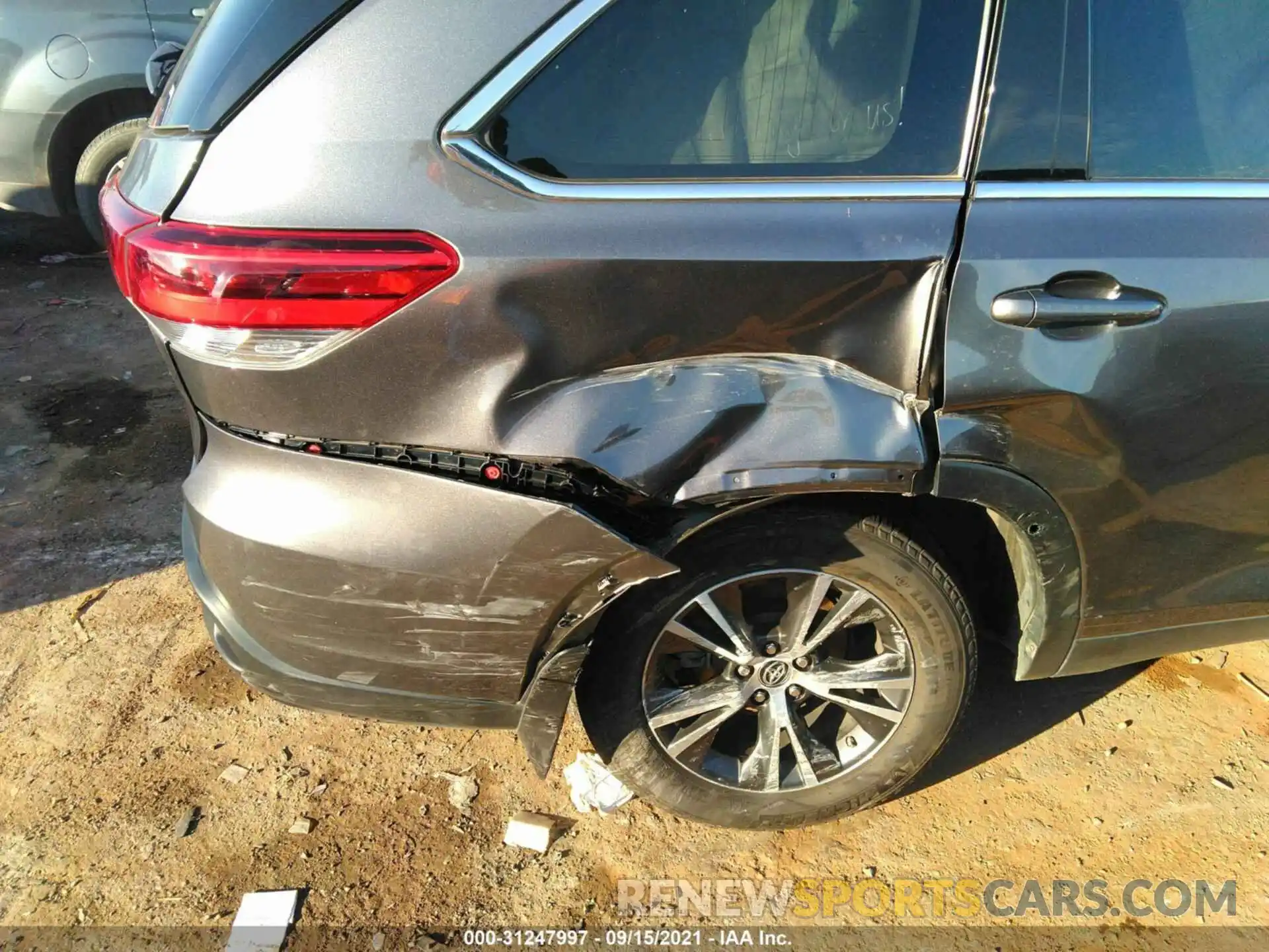 6 Photograph of a damaged car 5TDZZRFH4KS295683 TOYOTA HIGHLANDER 2019