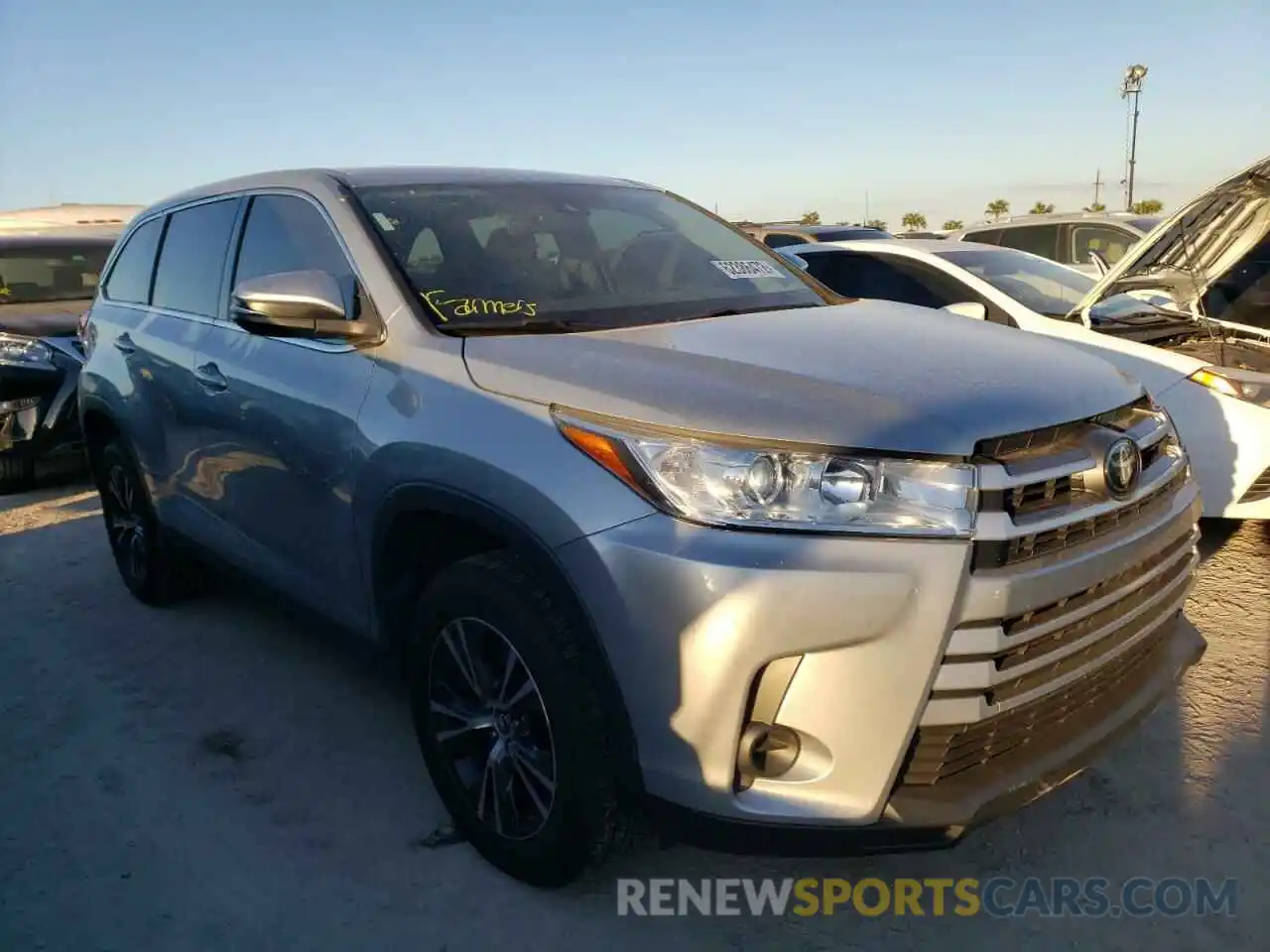 1 Photograph of a damaged car 5TDZZRFH4KS297174 TOYOTA HIGHLANDER 2019