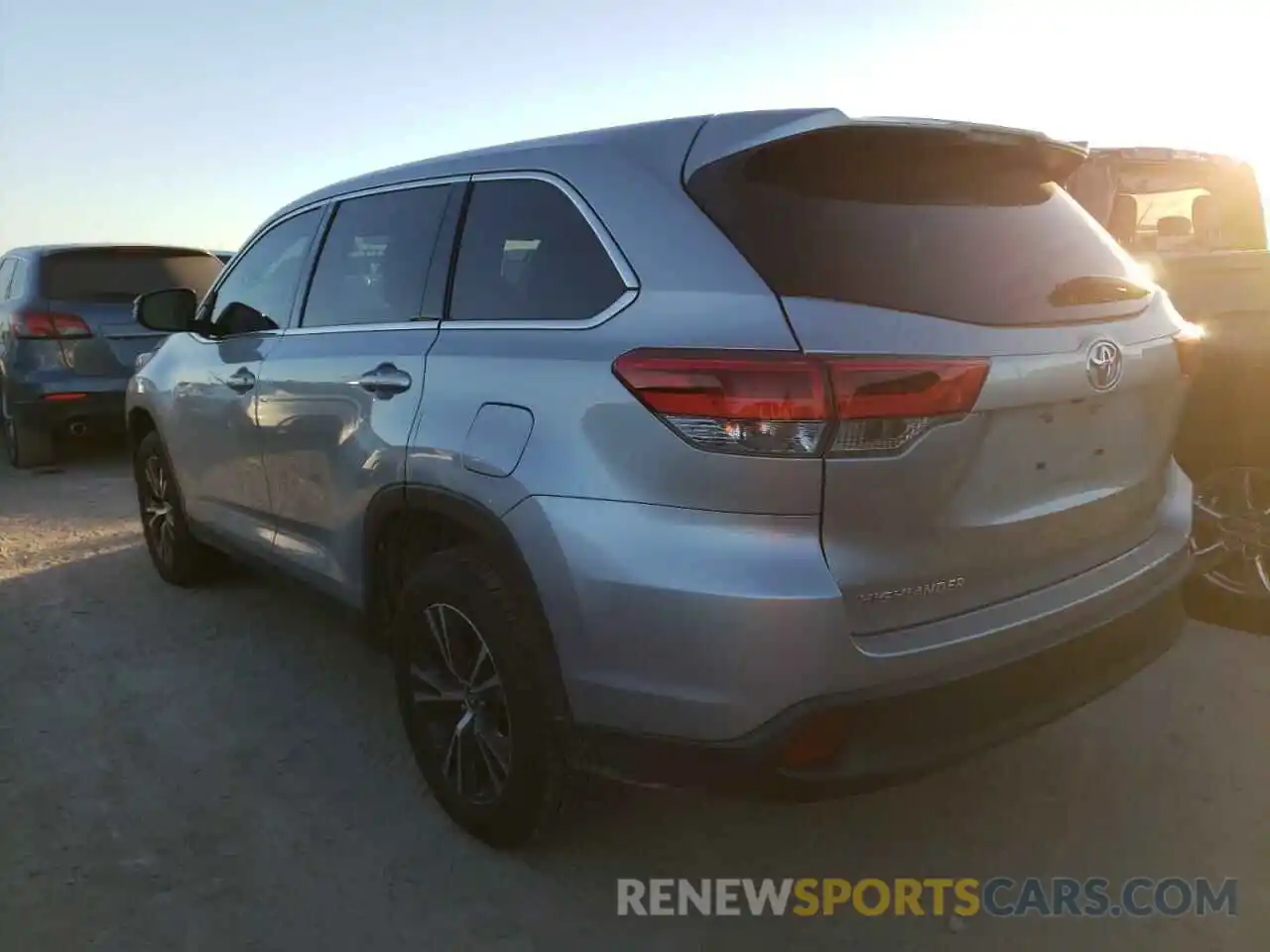 3 Photograph of a damaged car 5TDZZRFH4KS297174 TOYOTA HIGHLANDER 2019