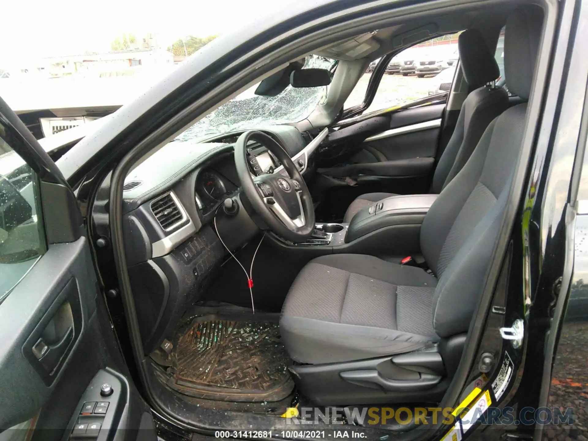 5 Photograph of a damaged car 5TDZZRFH4KS297398 TOYOTA HIGHLANDER 2019