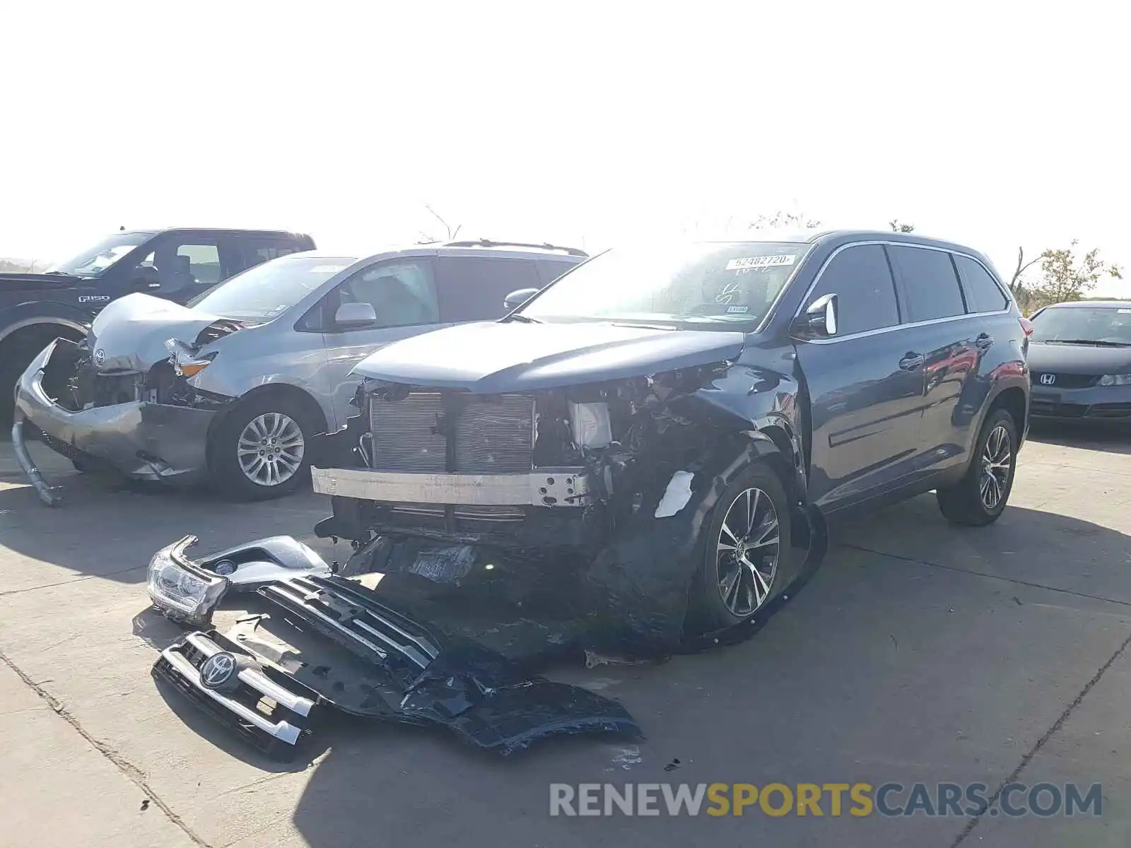 2 Photograph of a damaged car 5TDZZRFH4KS301188 TOYOTA HIGHLANDER 2019