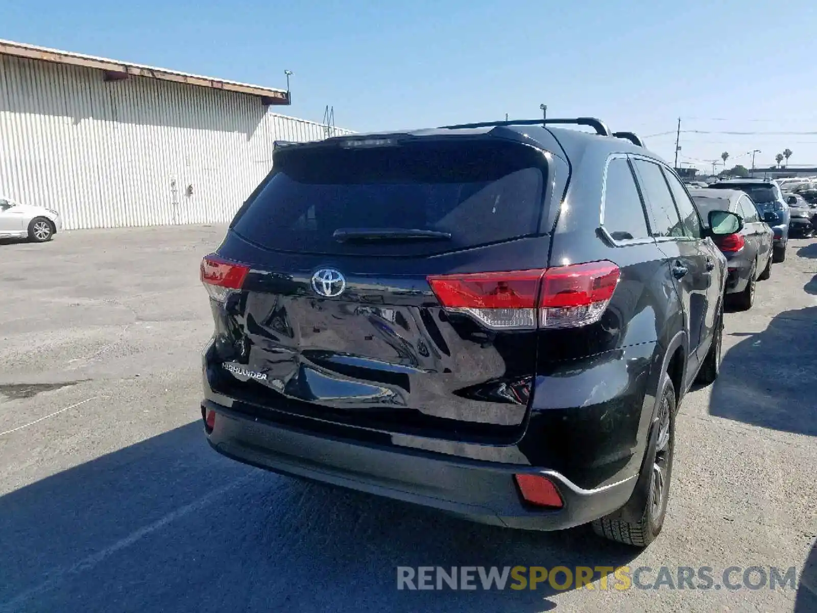 4 Photograph of a damaged car 5TDZZRFH4KS302938 TOYOTA HIGHLANDER 2019