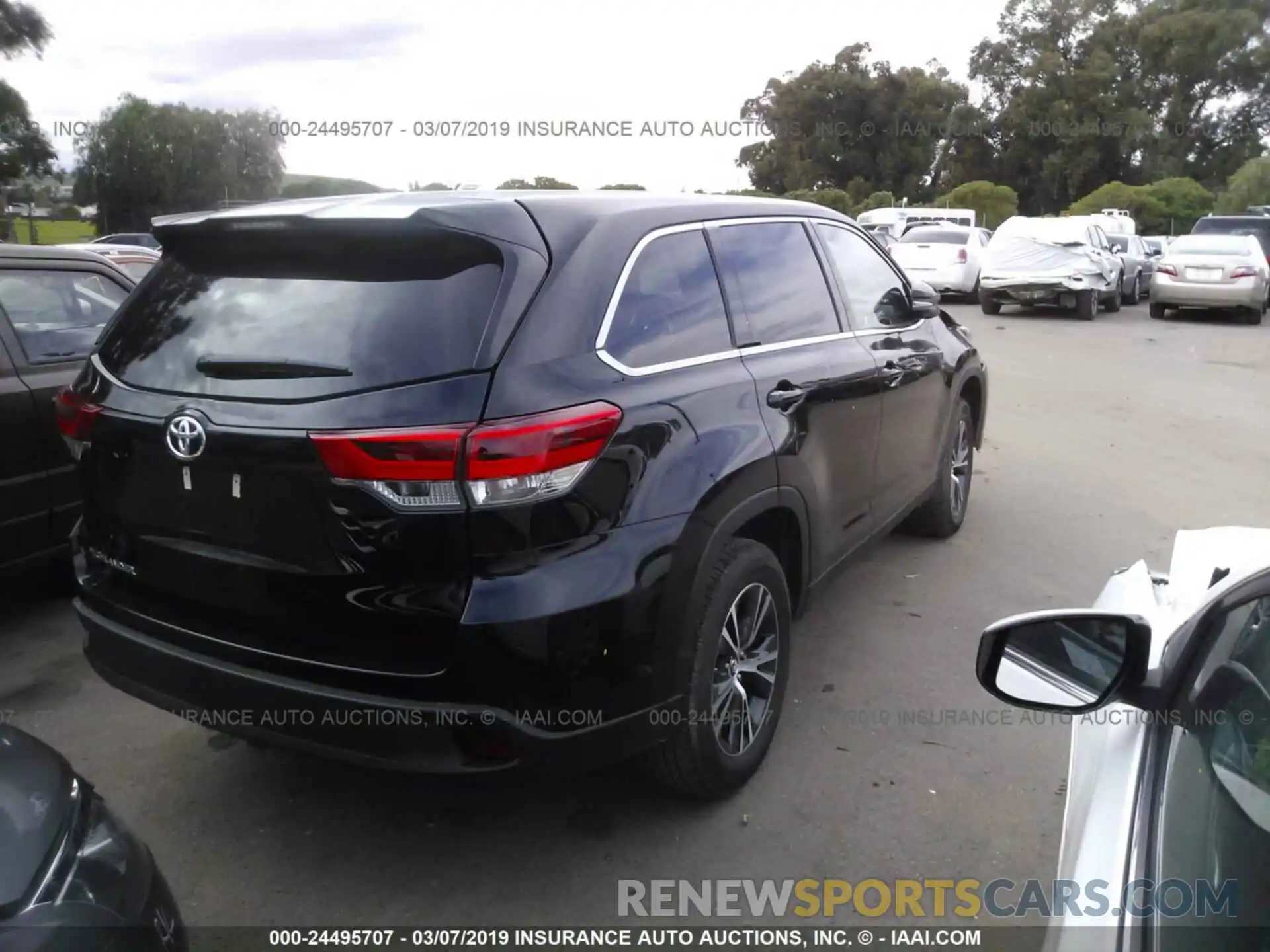 4 Photograph of a damaged car 5TDZZRFH4KS303880 TOYOTA HIGHLANDER 2019