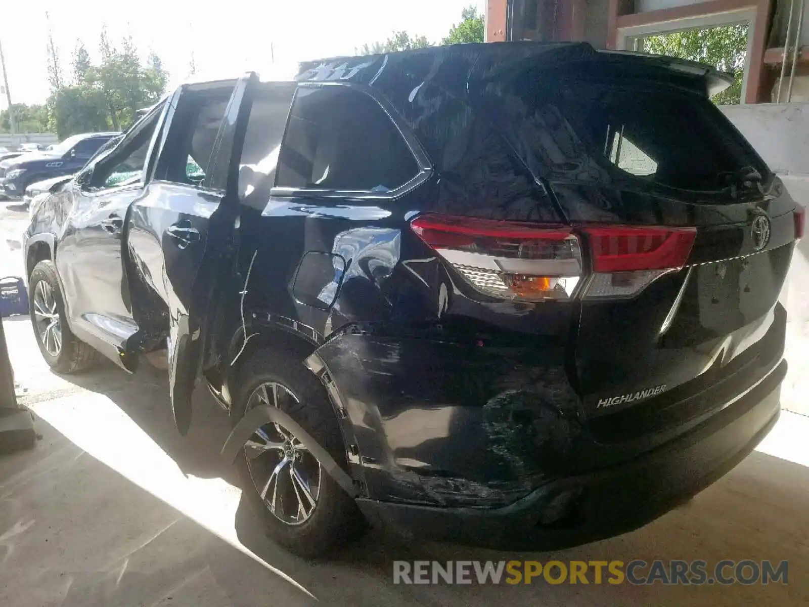 3 Photograph of a damaged car 5TDZZRFH4KS304883 TOYOTA HIGHLANDER 2019