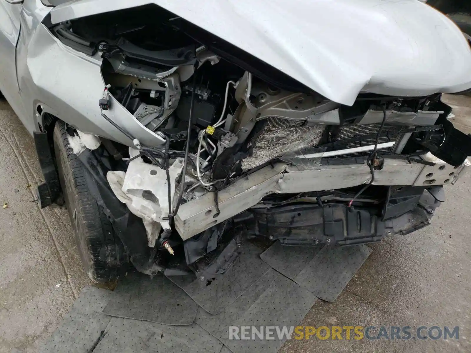 9 Photograph of a damaged car 5TDZZRFH4KS304916 TOYOTA HIGHLANDER 2019