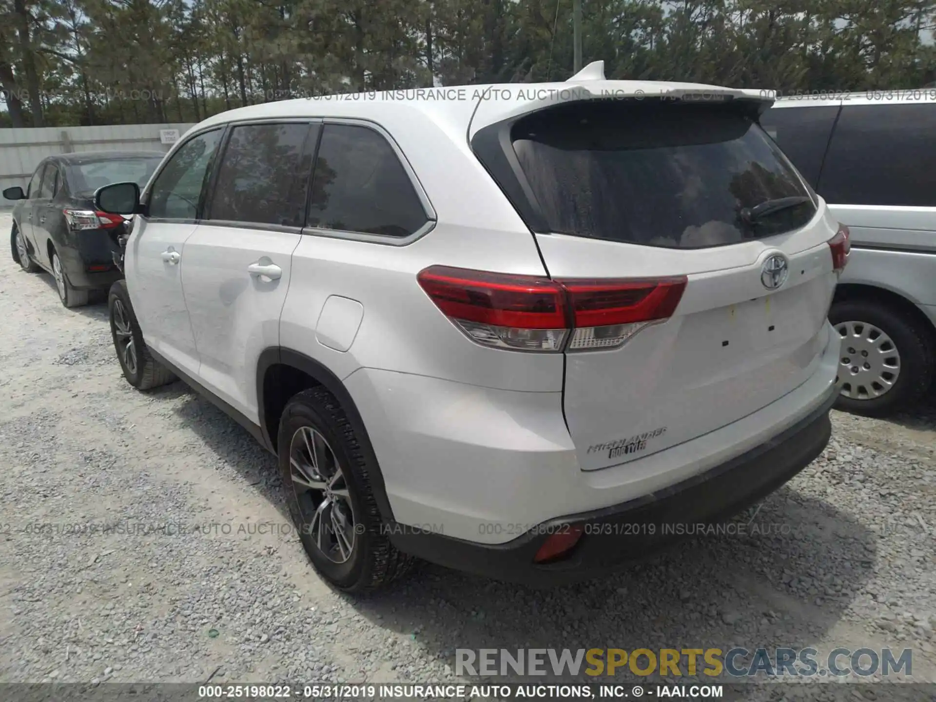 3 Photograph of a damaged car 5TDZZRFH4KS306875 TOYOTA HIGHLANDER 2019