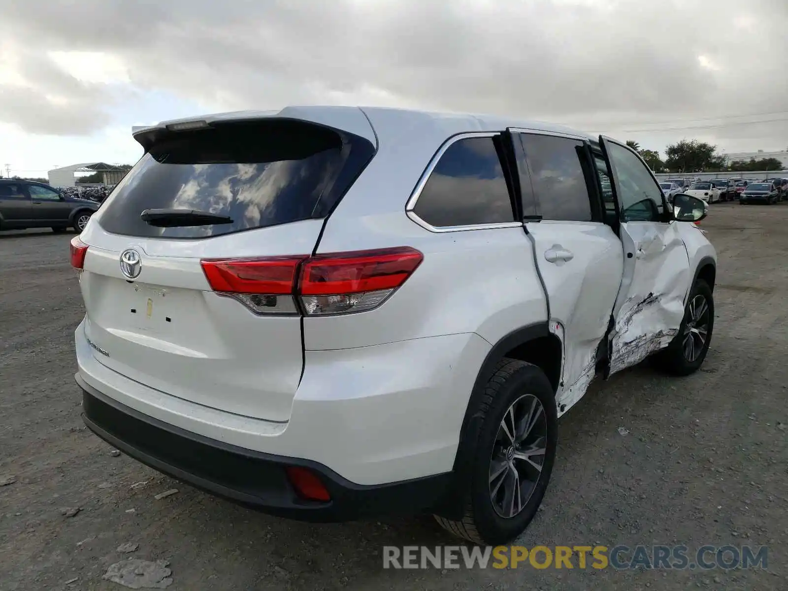 4 Photograph of a damaged car 5TDZZRFH4KS311378 TOYOTA HIGHLANDER 2019