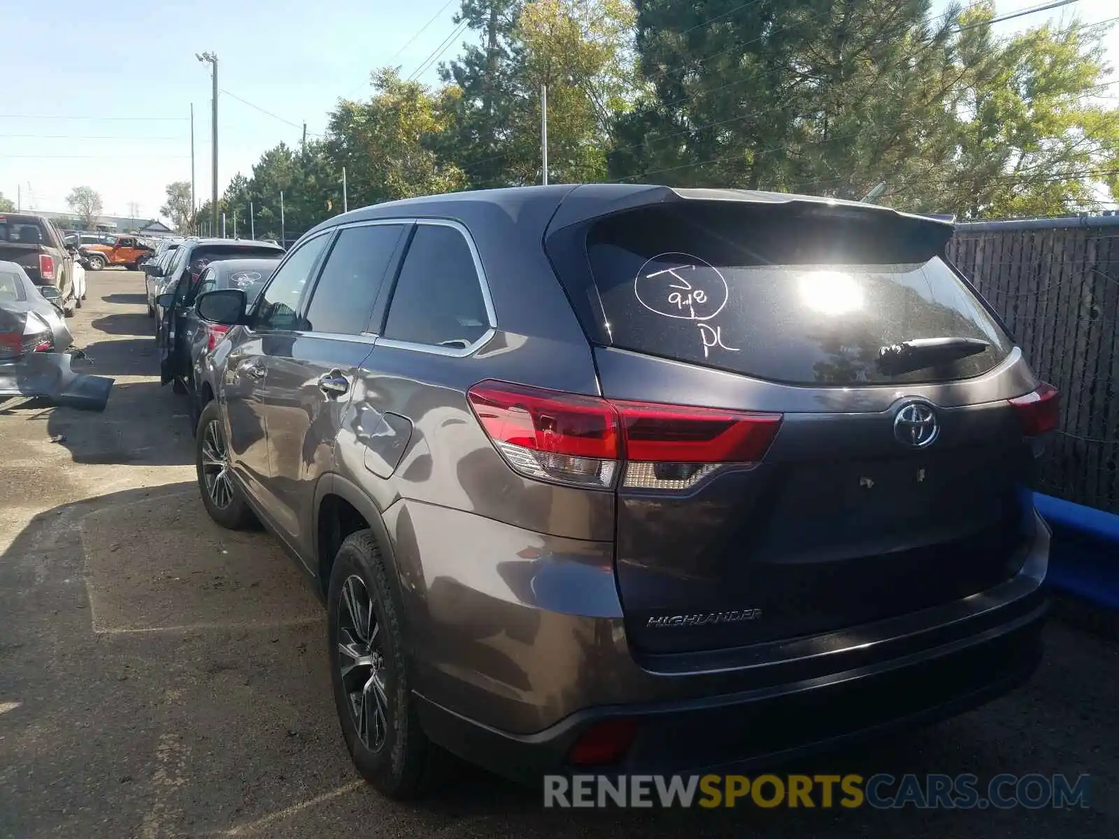 3 Photograph of a damaged car 5TDZZRFH4KS316936 TOYOTA HIGHLANDER 2019