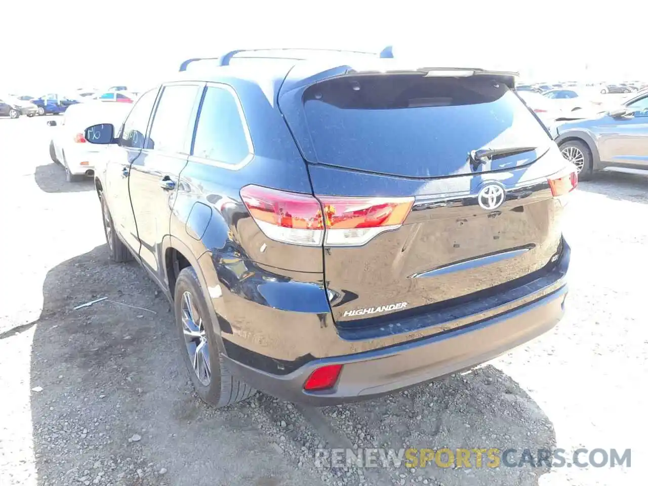 3 Photograph of a damaged car 5TDZZRFH4KS318296 TOYOTA HIGHLANDER 2019