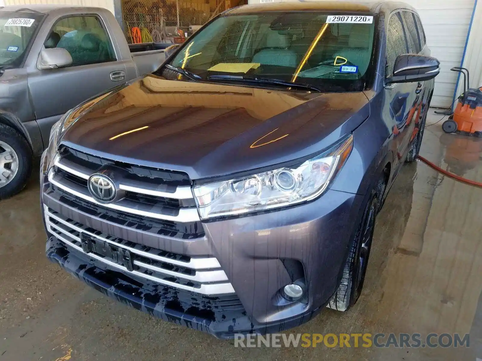 2 Photograph of a damaged car 5TDZZRFH4KS319724 TOYOTA HIGHLANDER 2019