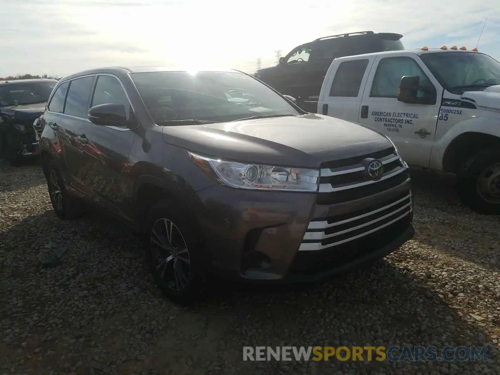 1 Photograph of a damaged car 5TDZZRFH4KS319755 TOYOTA HIGHLANDER 2019