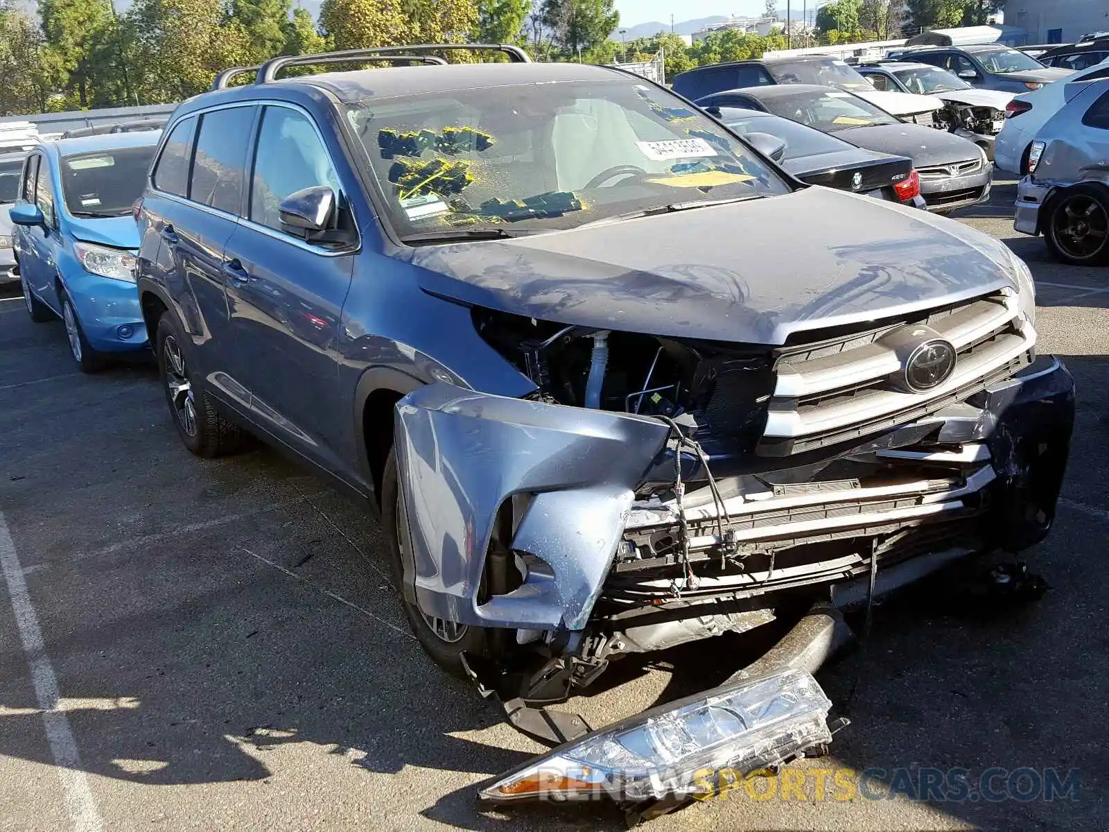 1 Photograph of a damaged car 5TDZZRFH4KS322011 TOYOTA HIGHLANDER 2019