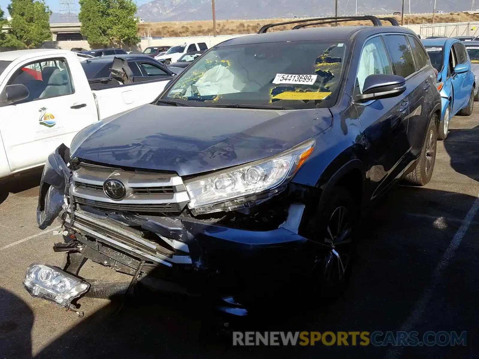 2 Photograph of a damaged car 5TDZZRFH4KS322011 TOYOTA HIGHLANDER 2019