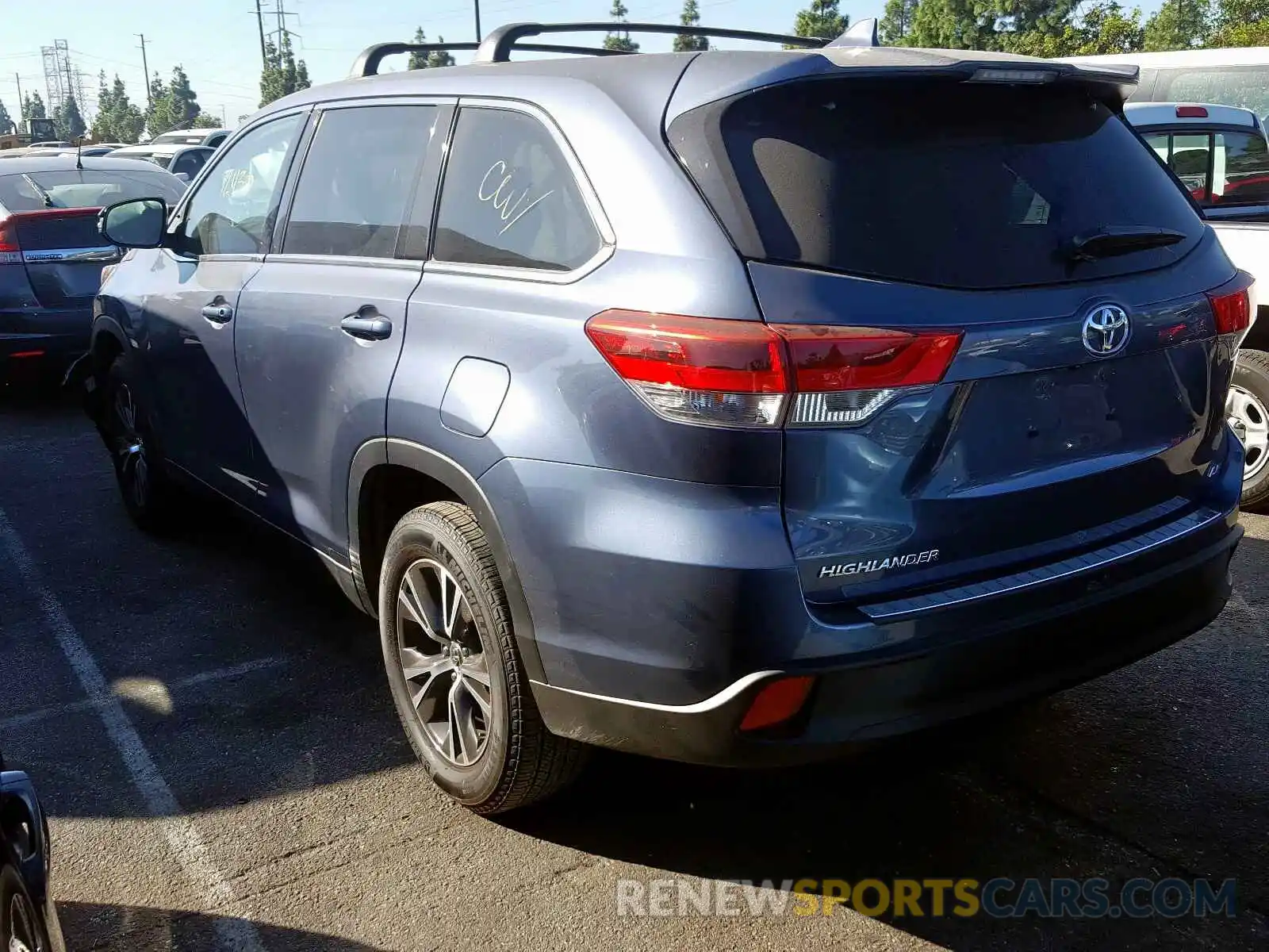 3 Photograph of a damaged car 5TDZZRFH4KS322011 TOYOTA HIGHLANDER 2019