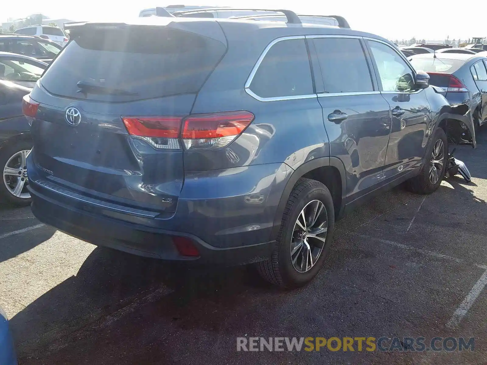 4 Photograph of a damaged car 5TDZZRFH4KS322011 TOYOTA HIGHLANDER 2019