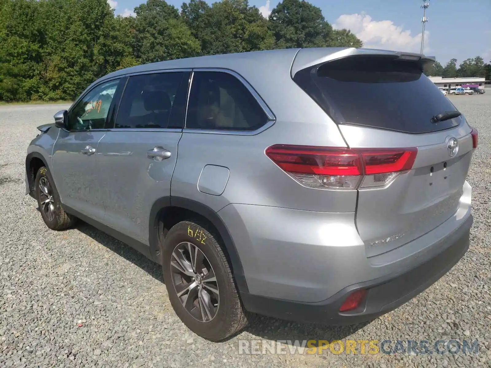 3 Photograph of a damaged car 5TDZZRFH4KS331274 TOYOTA HIGHLANDER 2019