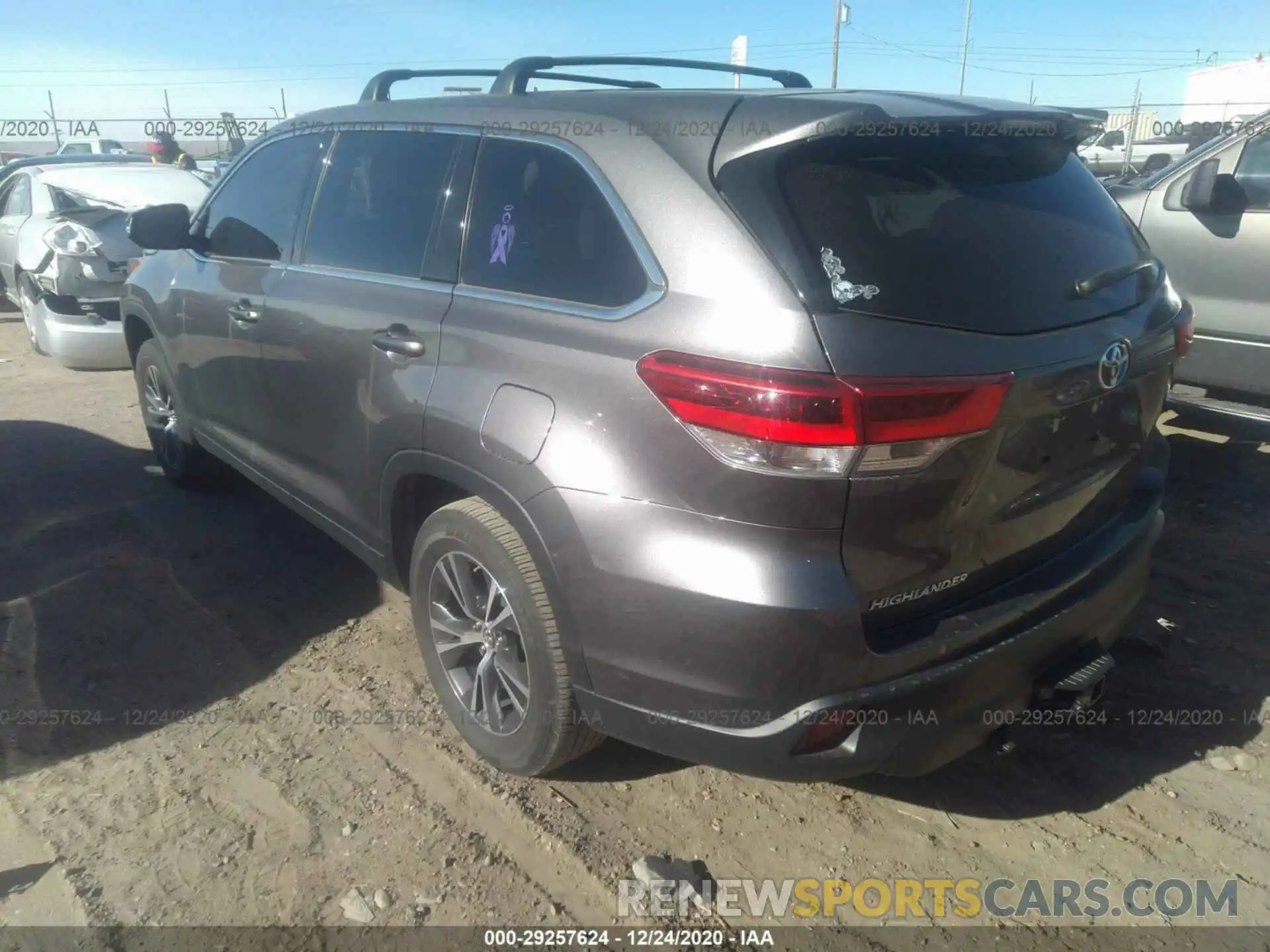 3 Photograph of a damaged car 5TDZZRFH4KS337818 TOYOTA HIGHLANDER 2019