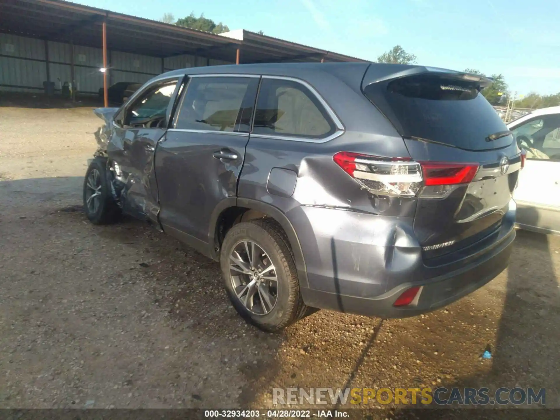 3 Photograph of a damaged car 5TDZZRFH4KS340346 TOYOTA HIGHLANDER 2019