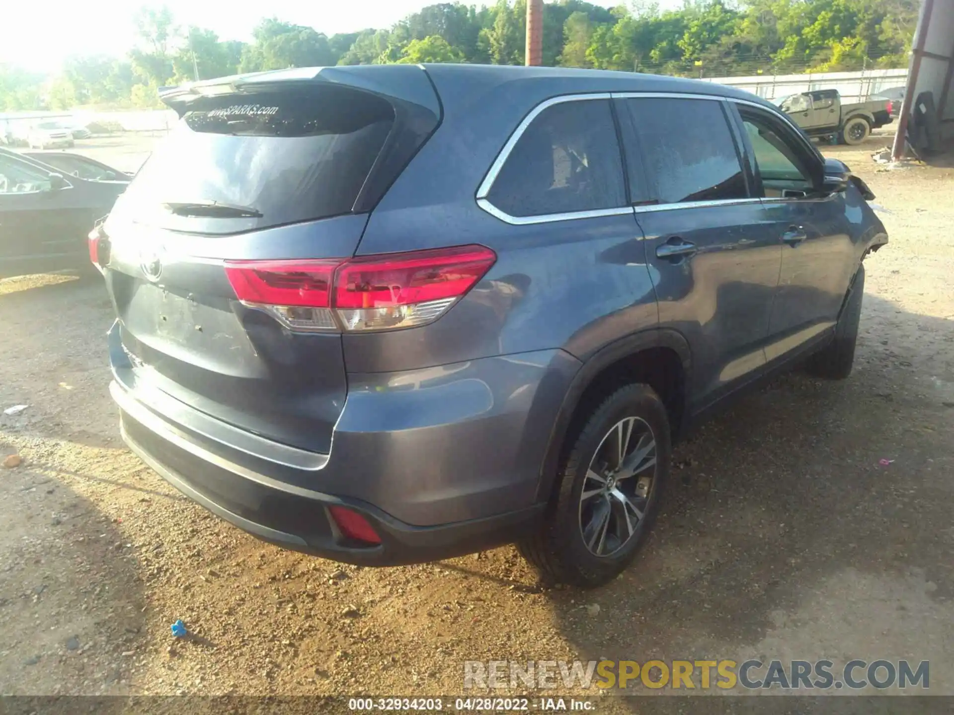 4 Photograph of a damaged car 5TDZZRFH4KS340346 TOYOTA HIGHLANDER 2019