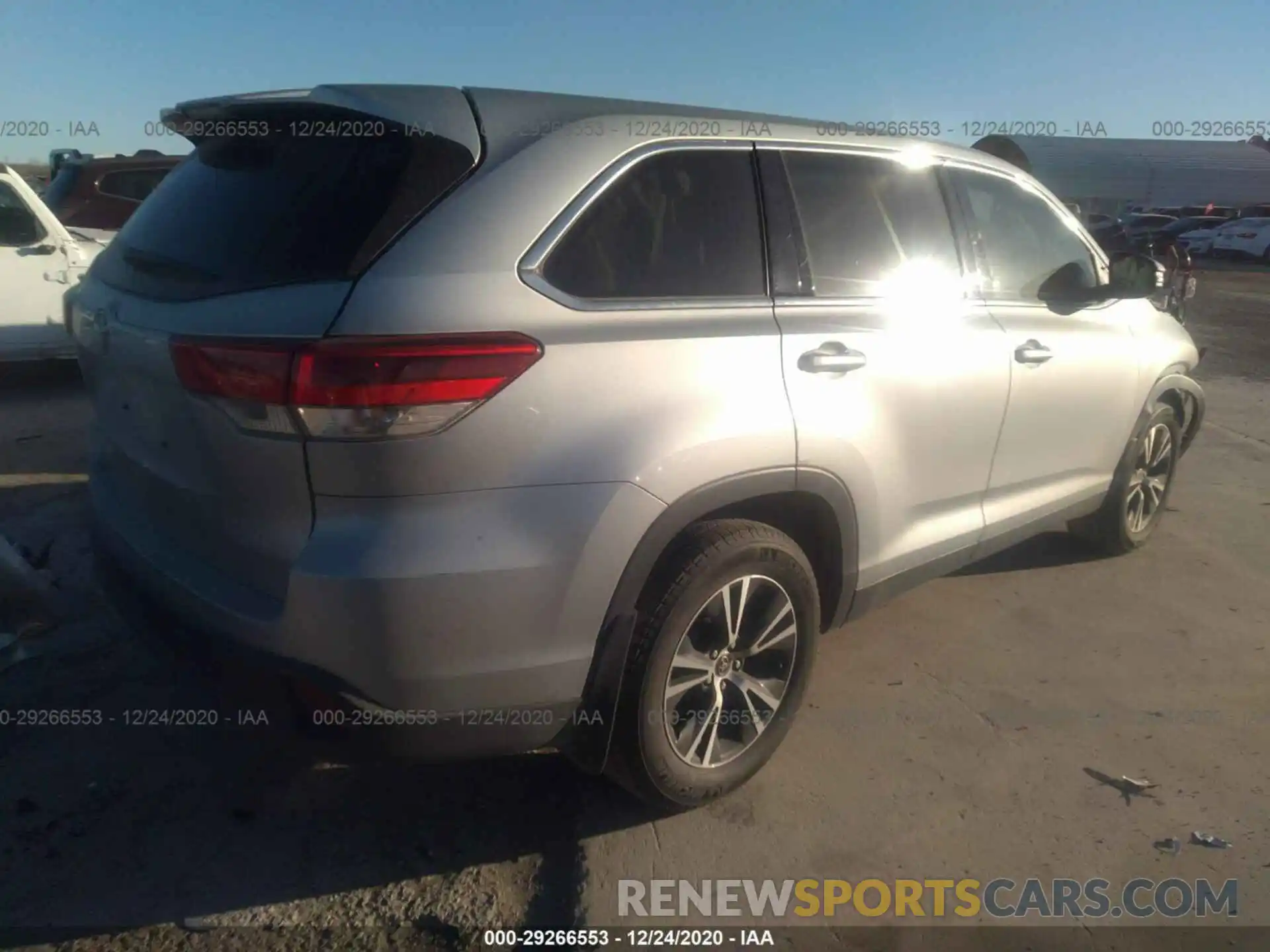 4 Photograph of a damaged car 5TDZZRFH4KS348575 TOYOTA HIGHLANDER 2019