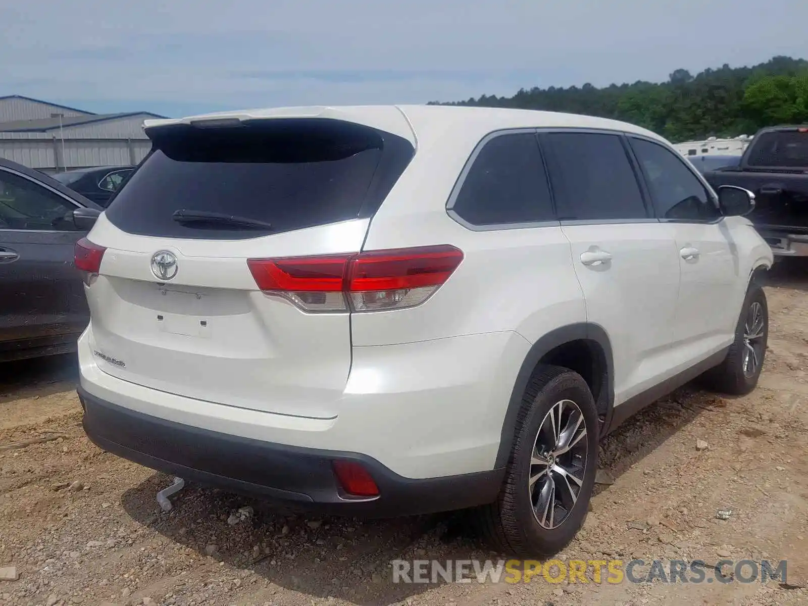 4 Photograph of a damaged car 5TDZZRFH4KS351217 TOYOTA HIGHLANDER 2019