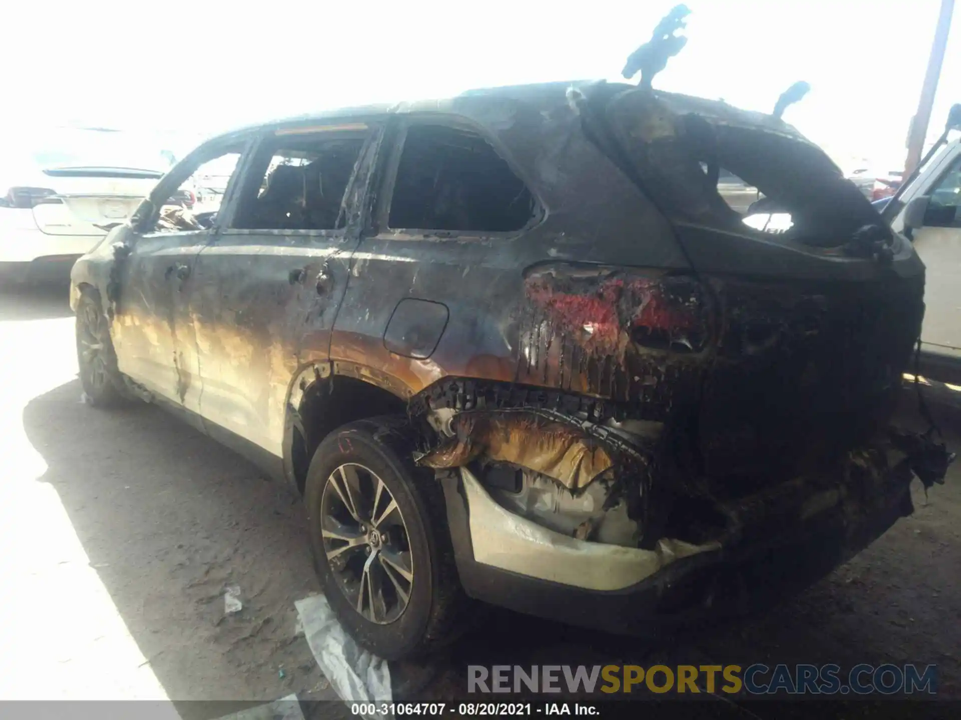 3 Photograph of a damaged car 5TDZZRFH4KS352867 TOYOTA HIGHLANDER 2019