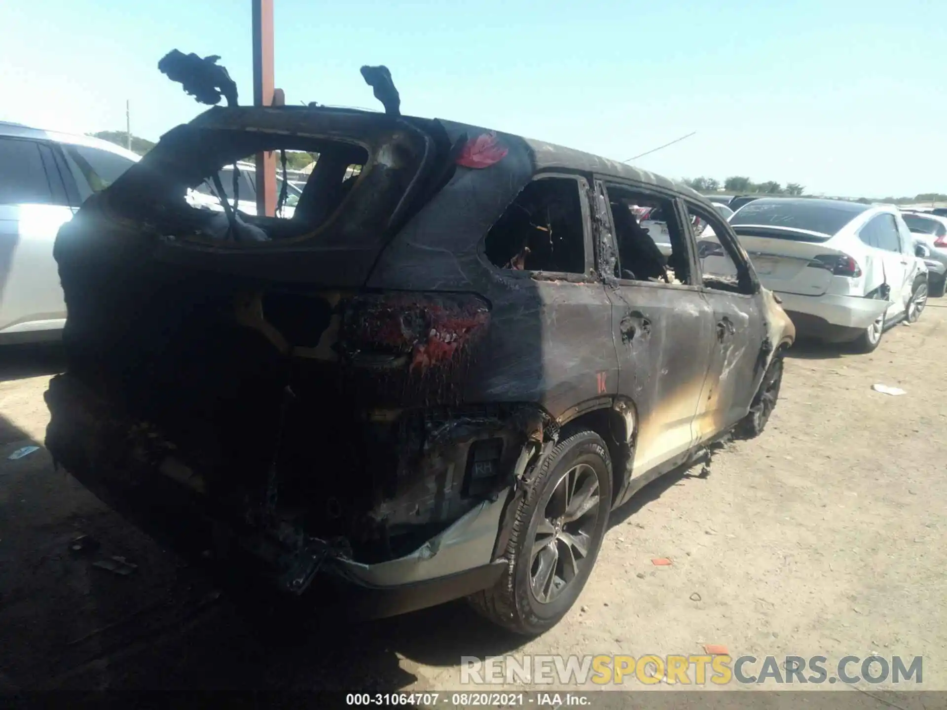 4 Photograph of a damaged car 5TDZZRFH4KS352867 TOYOTA HIGHLANDER 2019