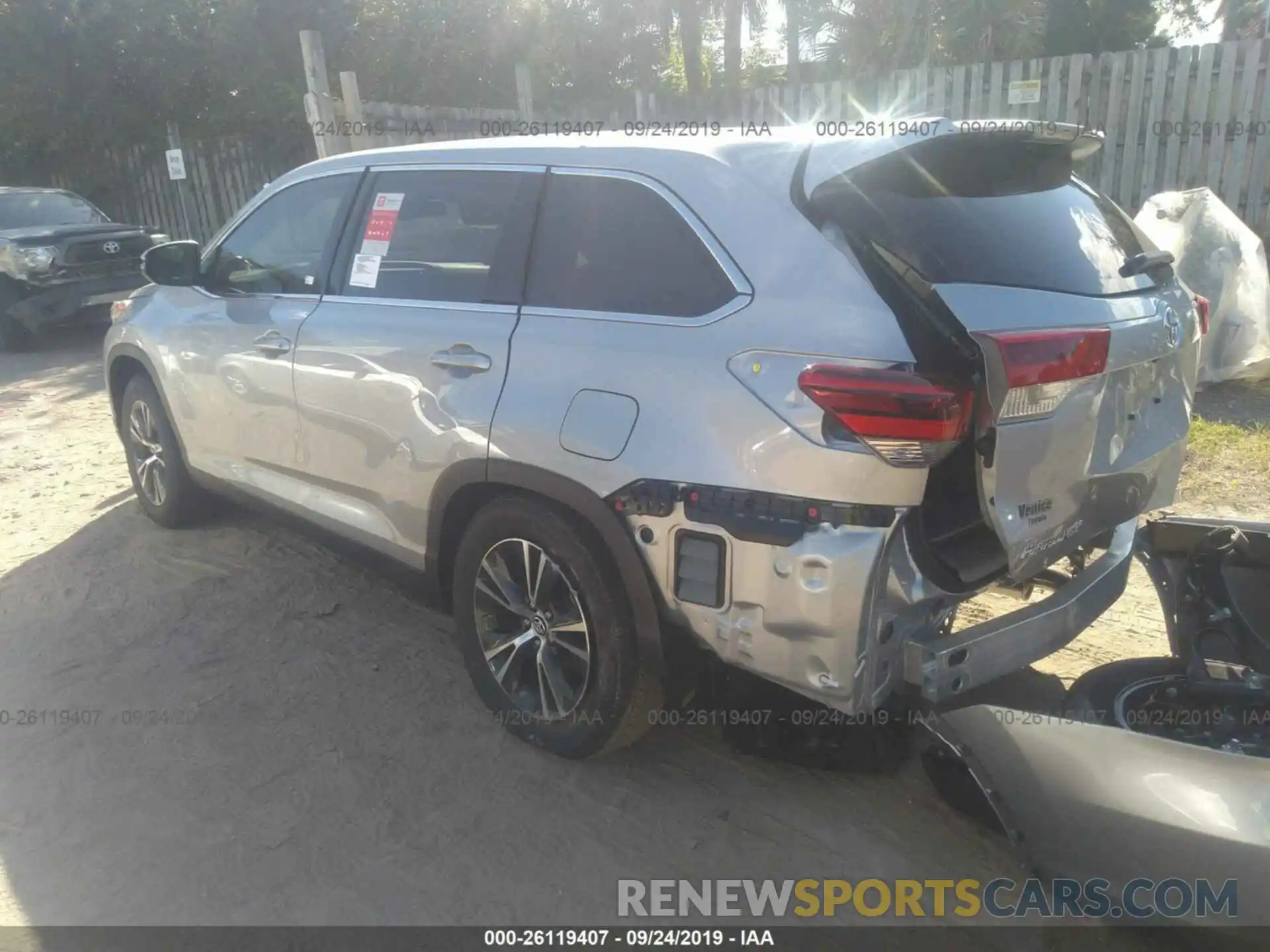 3 Photograph of a damaged car 5TDZZRFH4KS353601 TOYOTA HIGHLANDER 2019