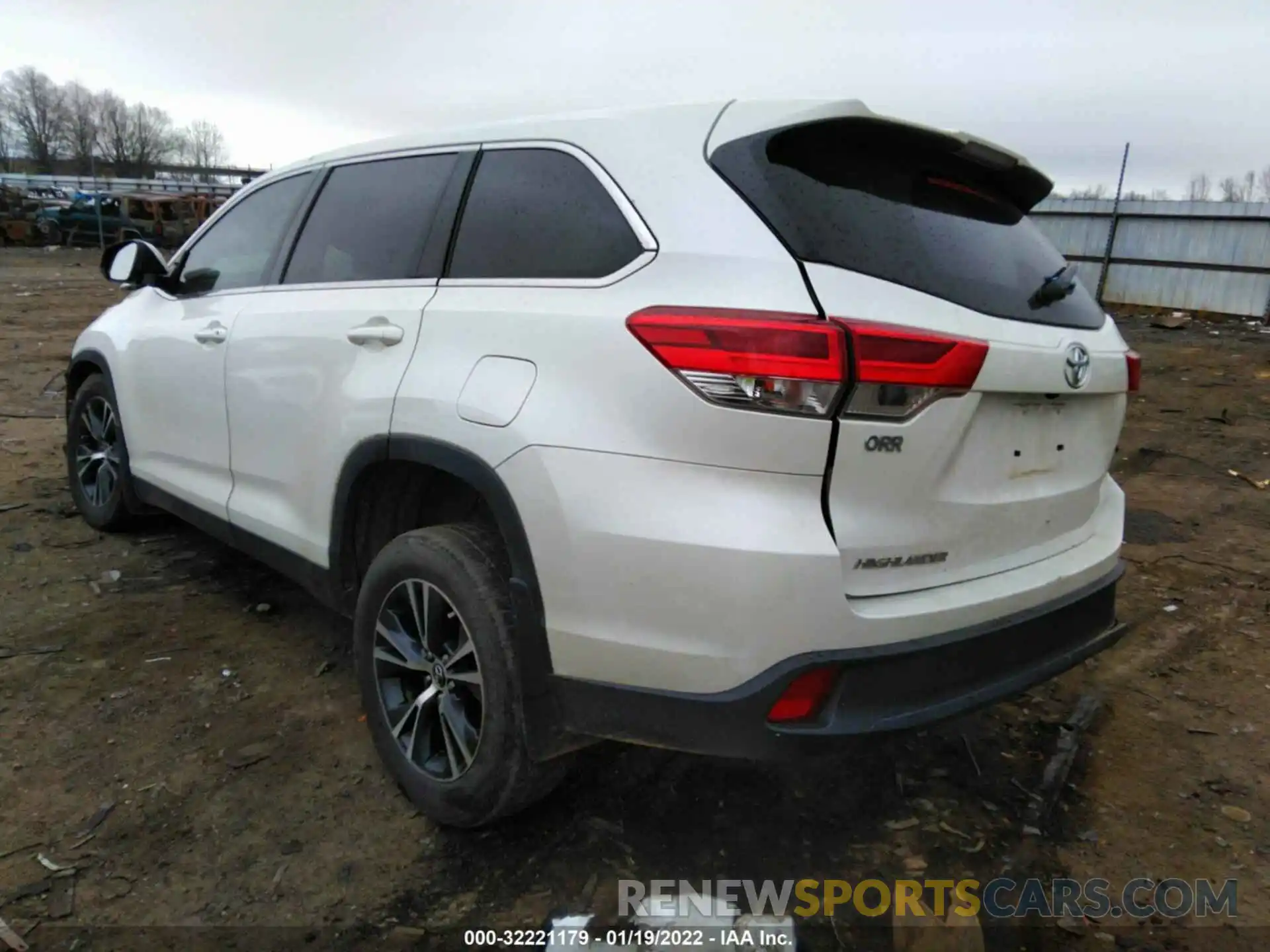 3 Photograph of a damaged car 5TDZZRFH4KS356479 TOYOTA HIGHLANDER 2019