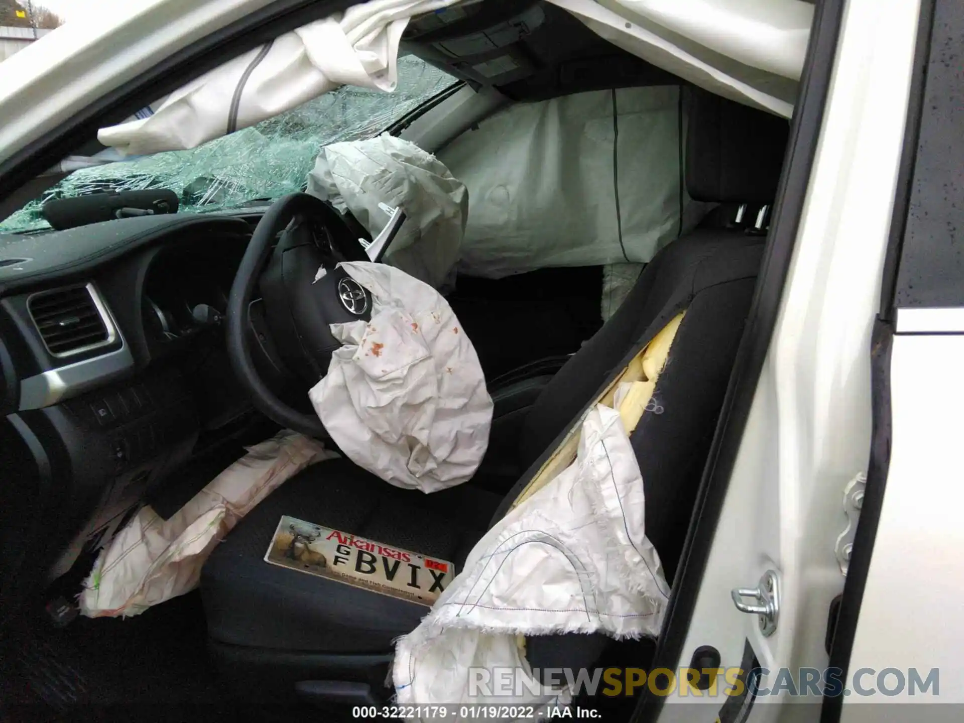 5 Photograph of a damaged car 5TDZZRFH4KS356479 TOYOTA HIGHLANDER 2019