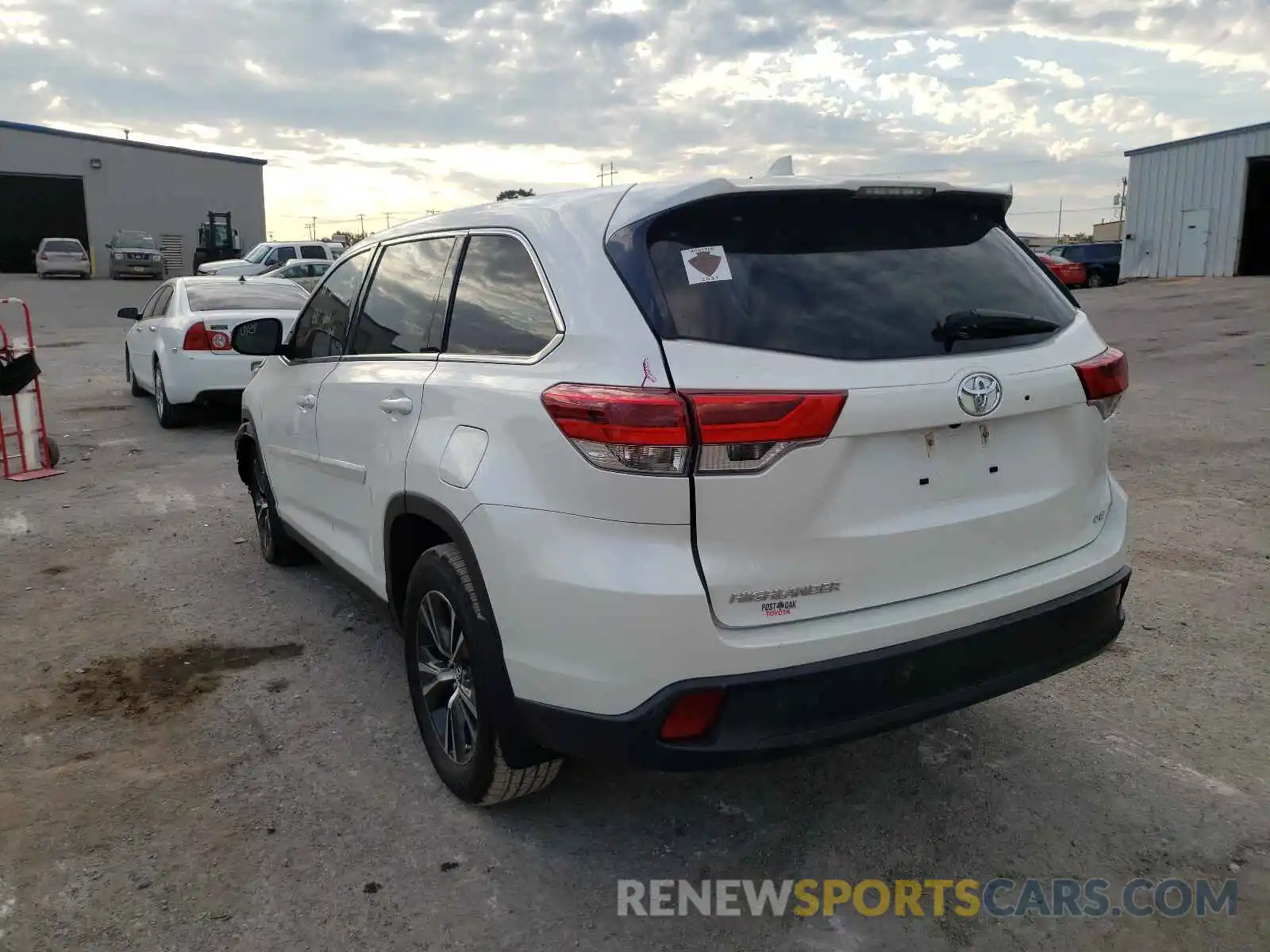 3 Photograph of a damaged car 5TDZZRFH4KS358765 TOYOTA HIGHLANDER 2019