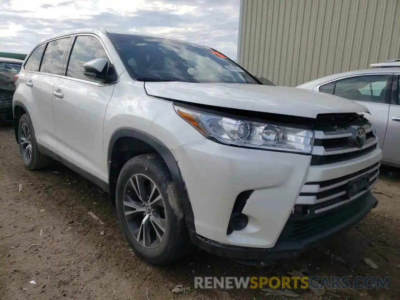 1 Photograph of a damaged car 5TDZZRFH4KS360032 TOYOTA HIGHLANDER 2019