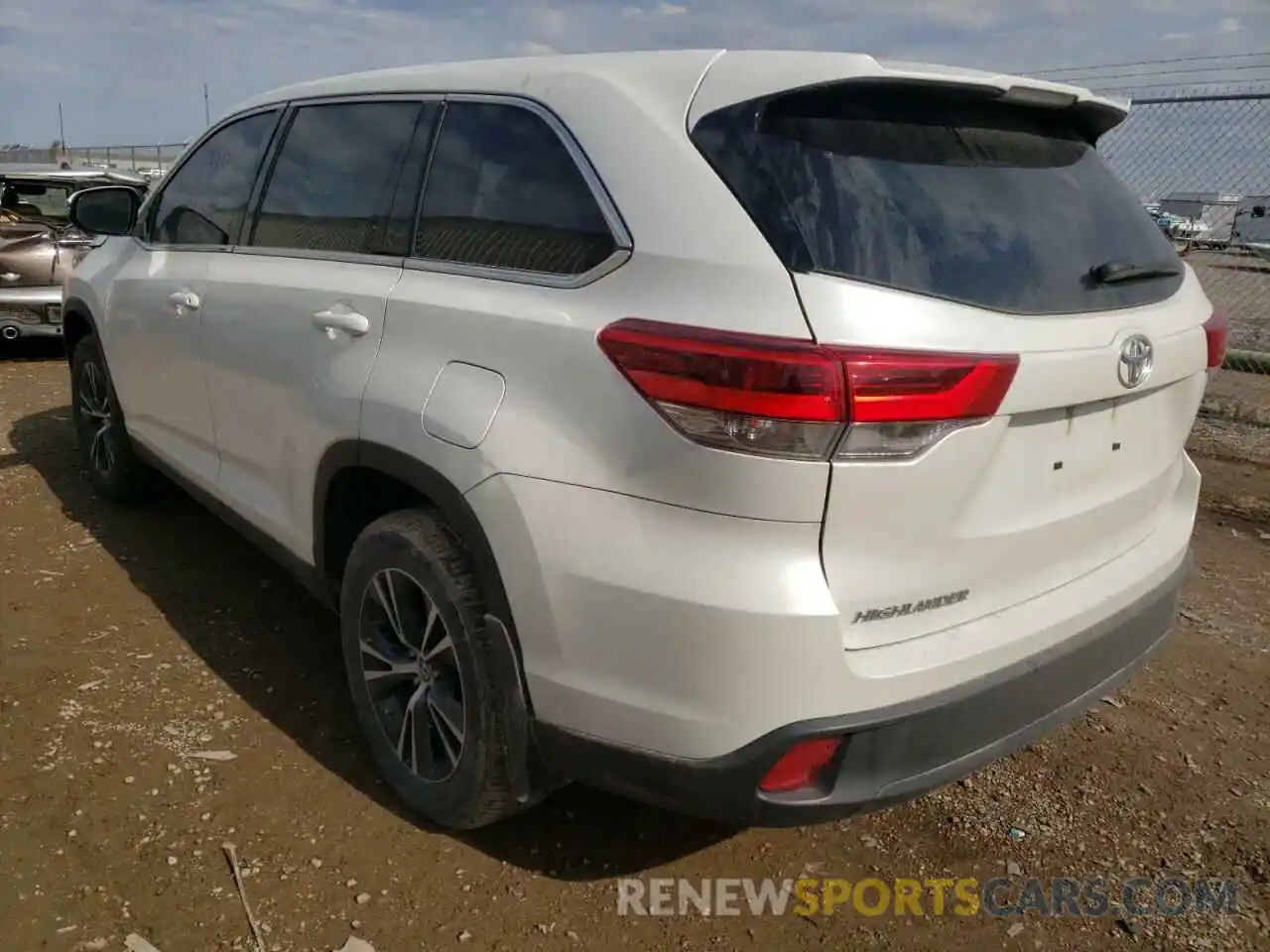 3 Photograph of a damaged car 5TDZZRFH4KS360032 TOYOTA HIGHLANDER 2019