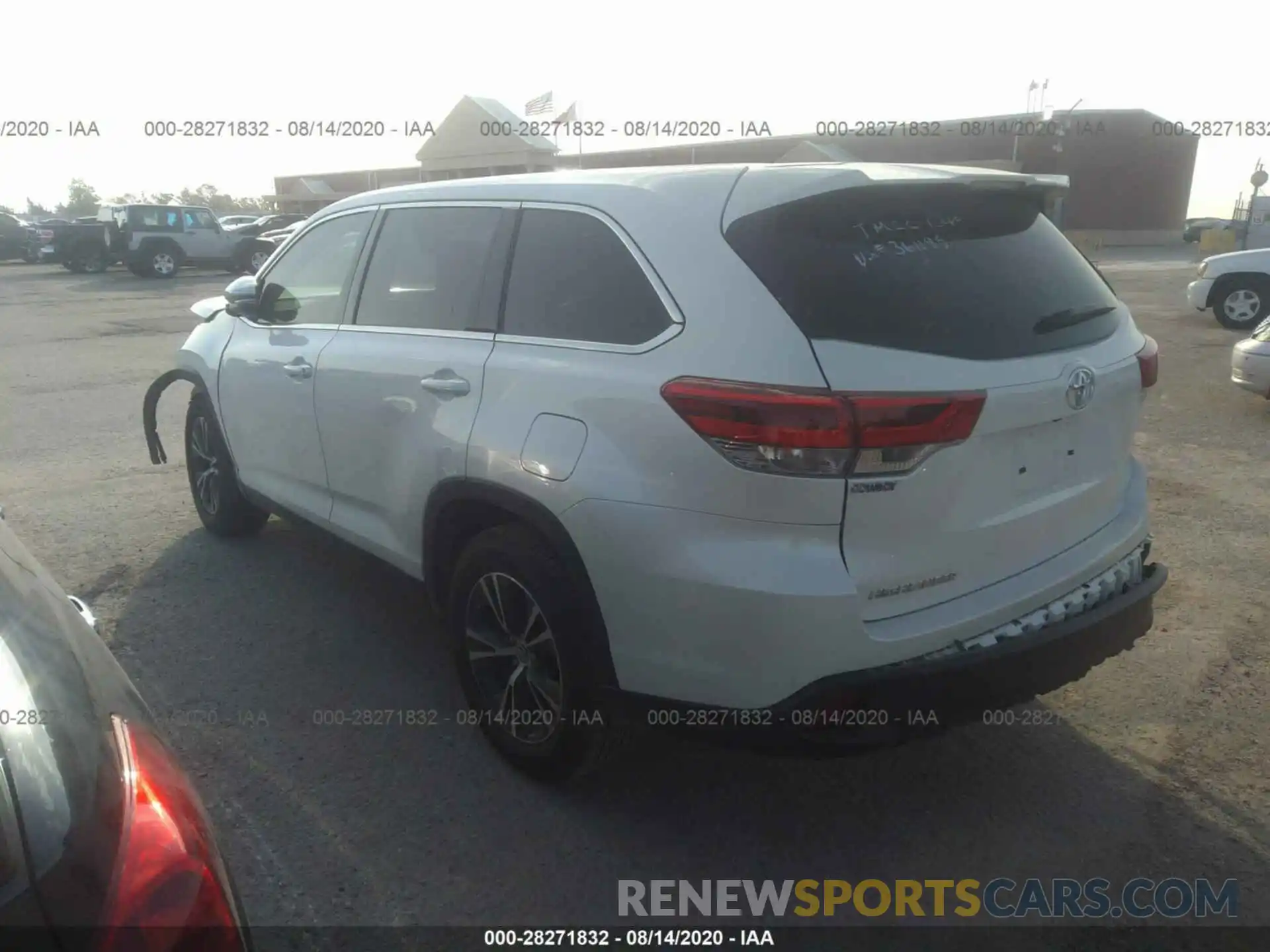 3 Photograph of a damaged car 5TDZZRFH4KS361195 TOYOTA HIGHLANDER 2019