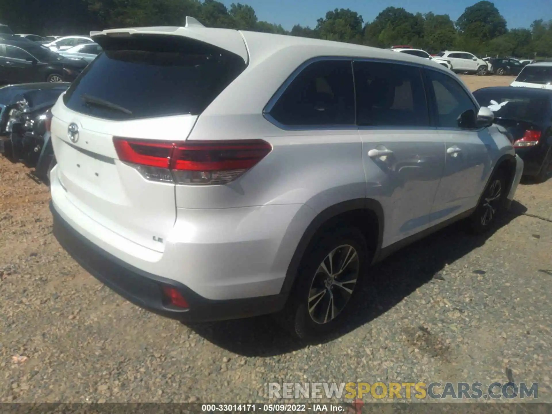 4 Photograph of a damaged car 5TDZZRFH4KS361892 TOYOTA HIGHLANDER 2019